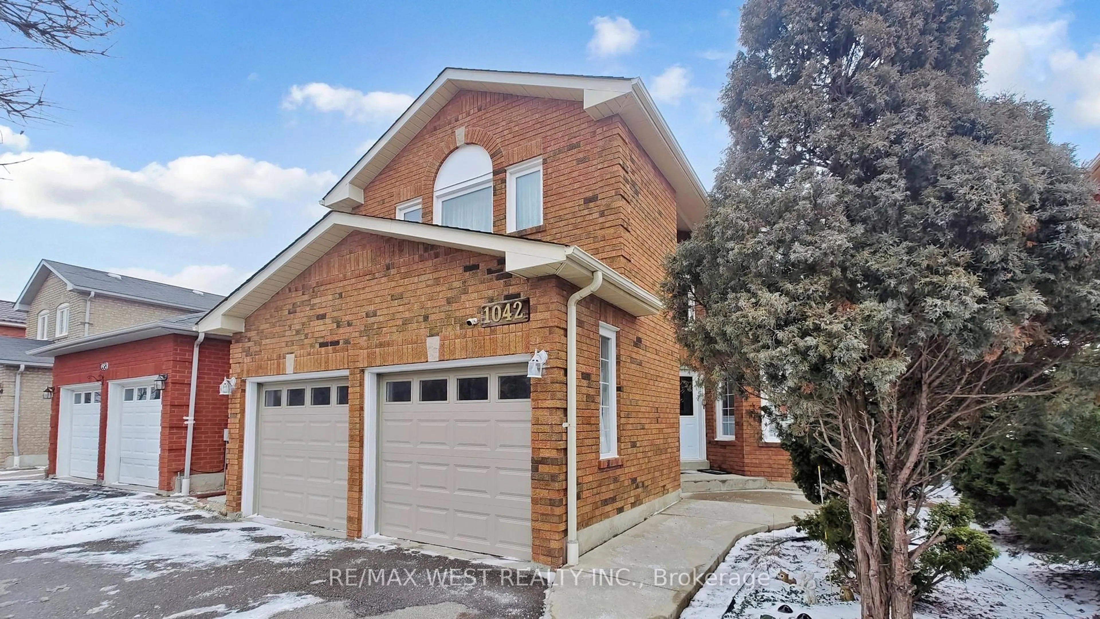 Home with brick exterior material, street for 1042 Windsor Hill Blvd, Mississauga Ontario L5V 1P4