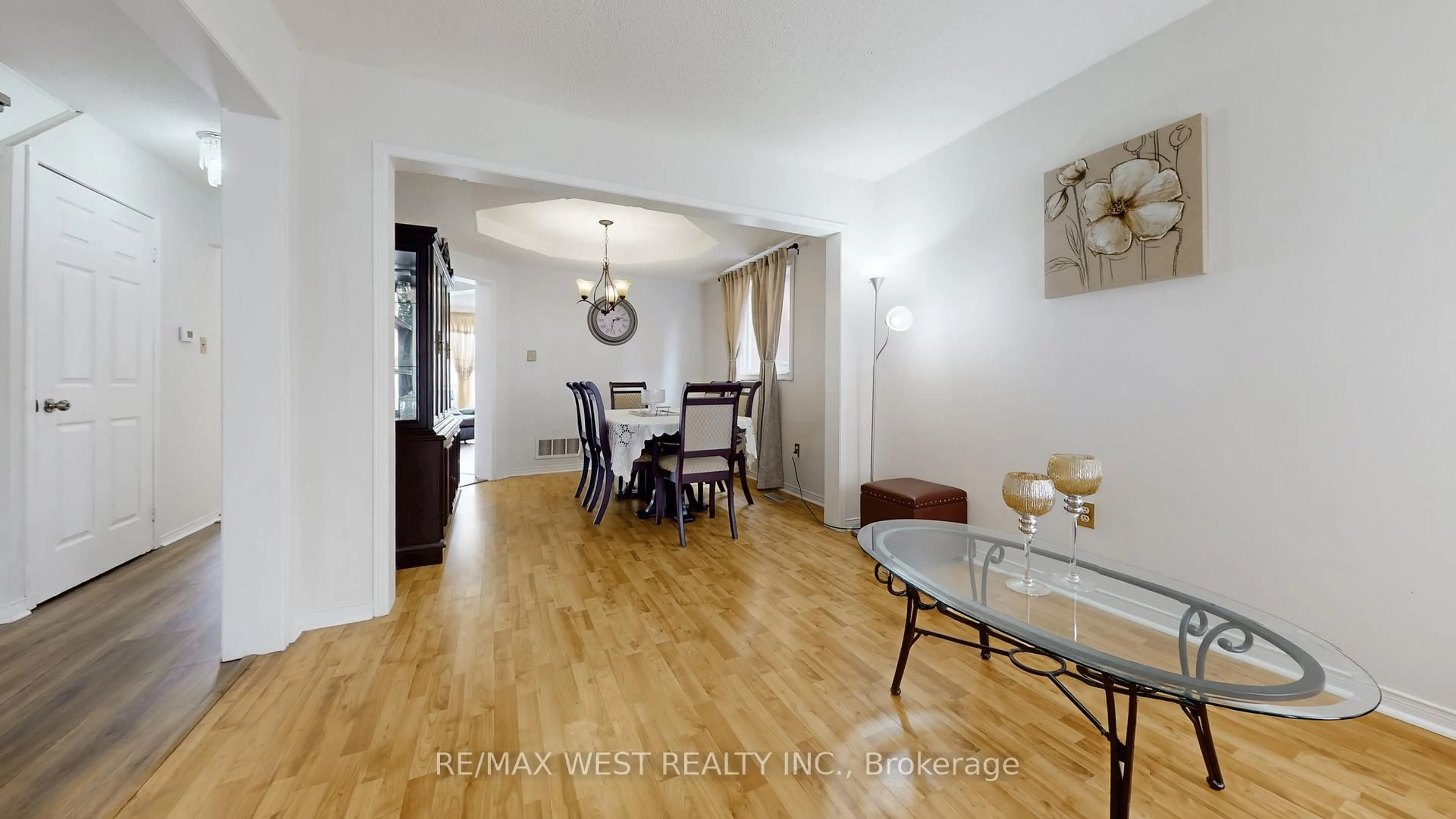 Dining room, wood/laminate floor for 1042 Windsor Hill Blvd, Mississauga Ontario L5V 1P4