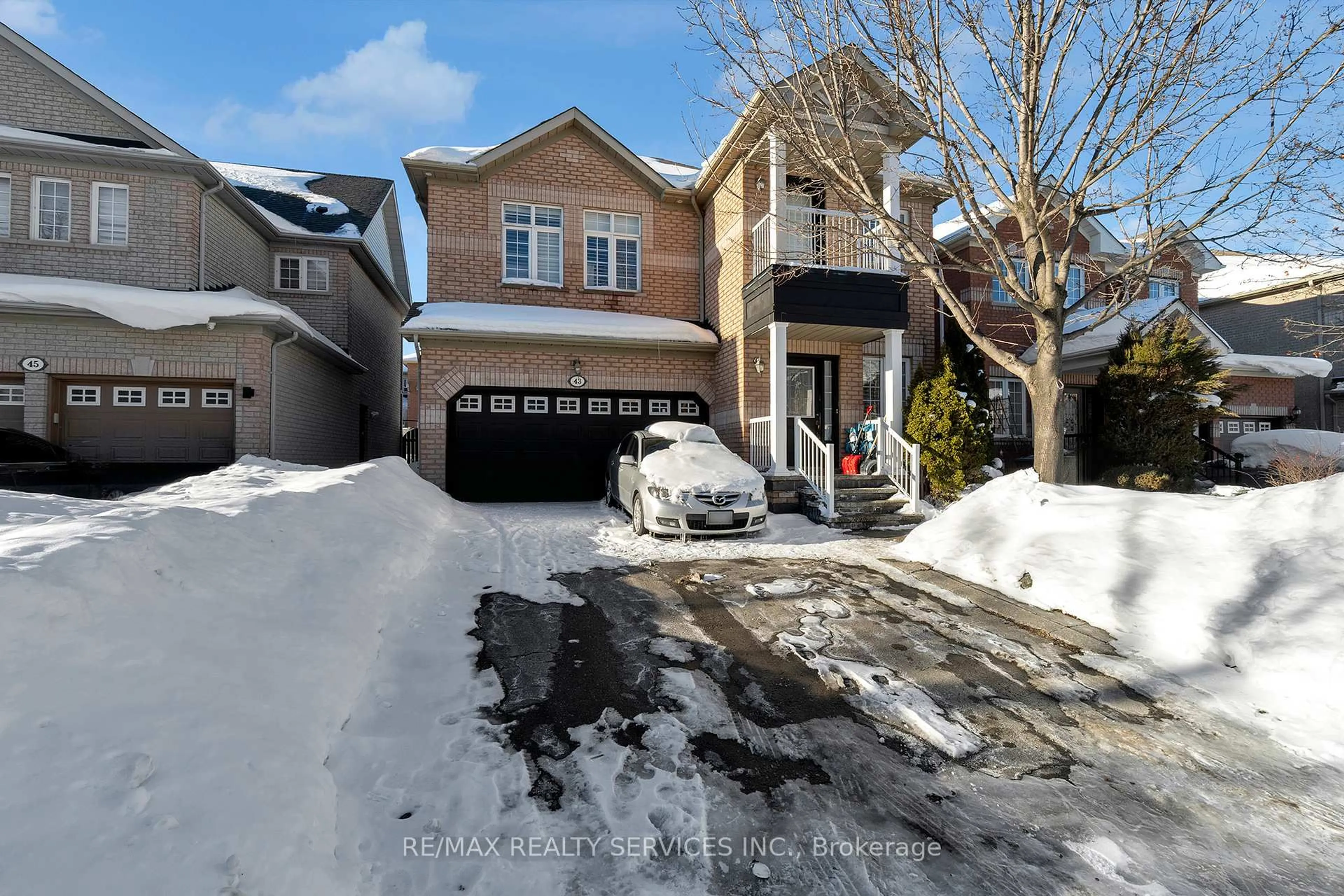 A pic from outside/outdoor area/front of a property/back of a property/a pic from drone, street for 43 Masters Green Cres, Brampton Ontario L7A 3K6