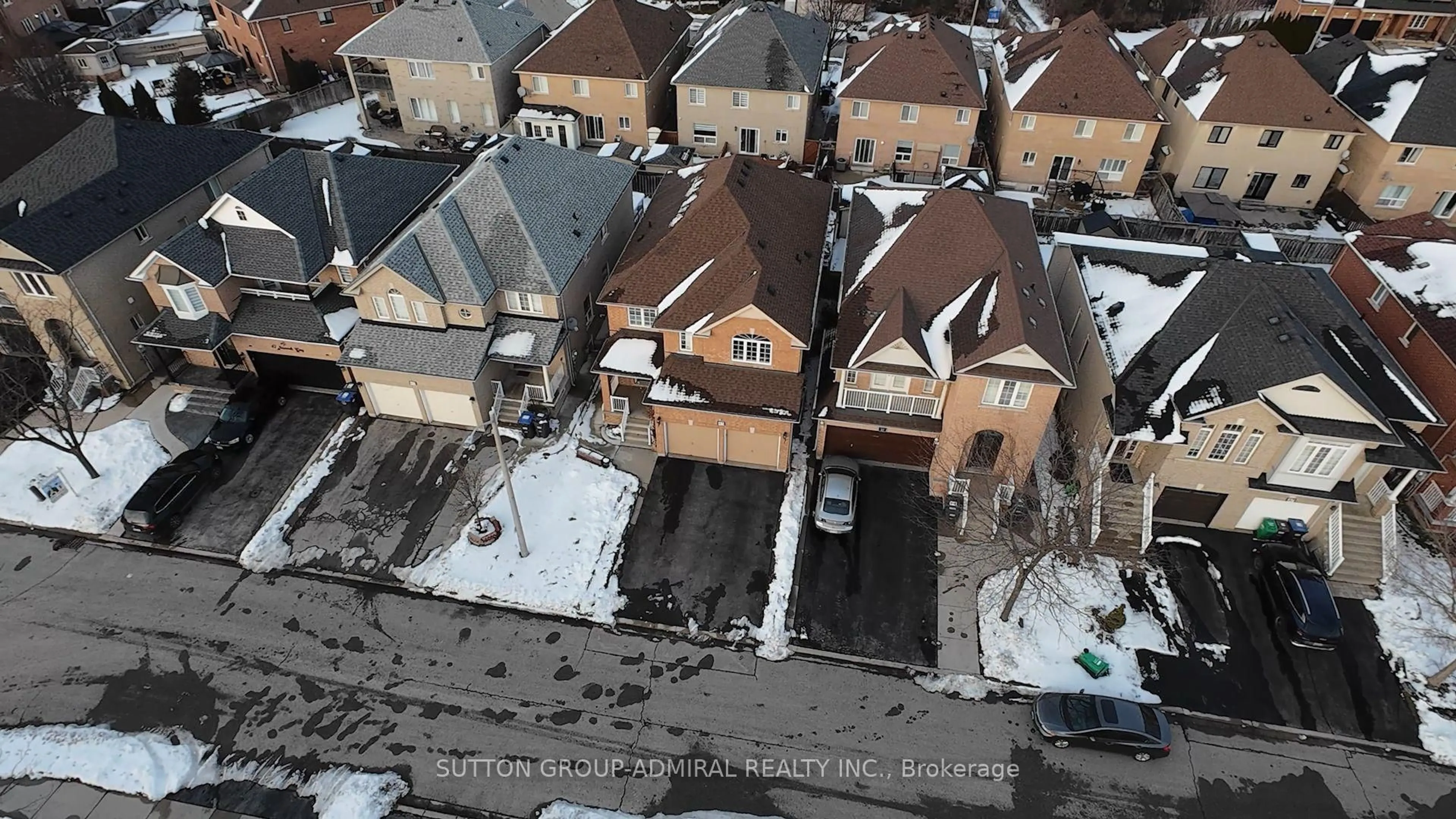 A pic from outside/outdoor area/front of a property/back of a property/a pic from drone, street for 43 Newark Way, Brampton Ontario L7A 2W8