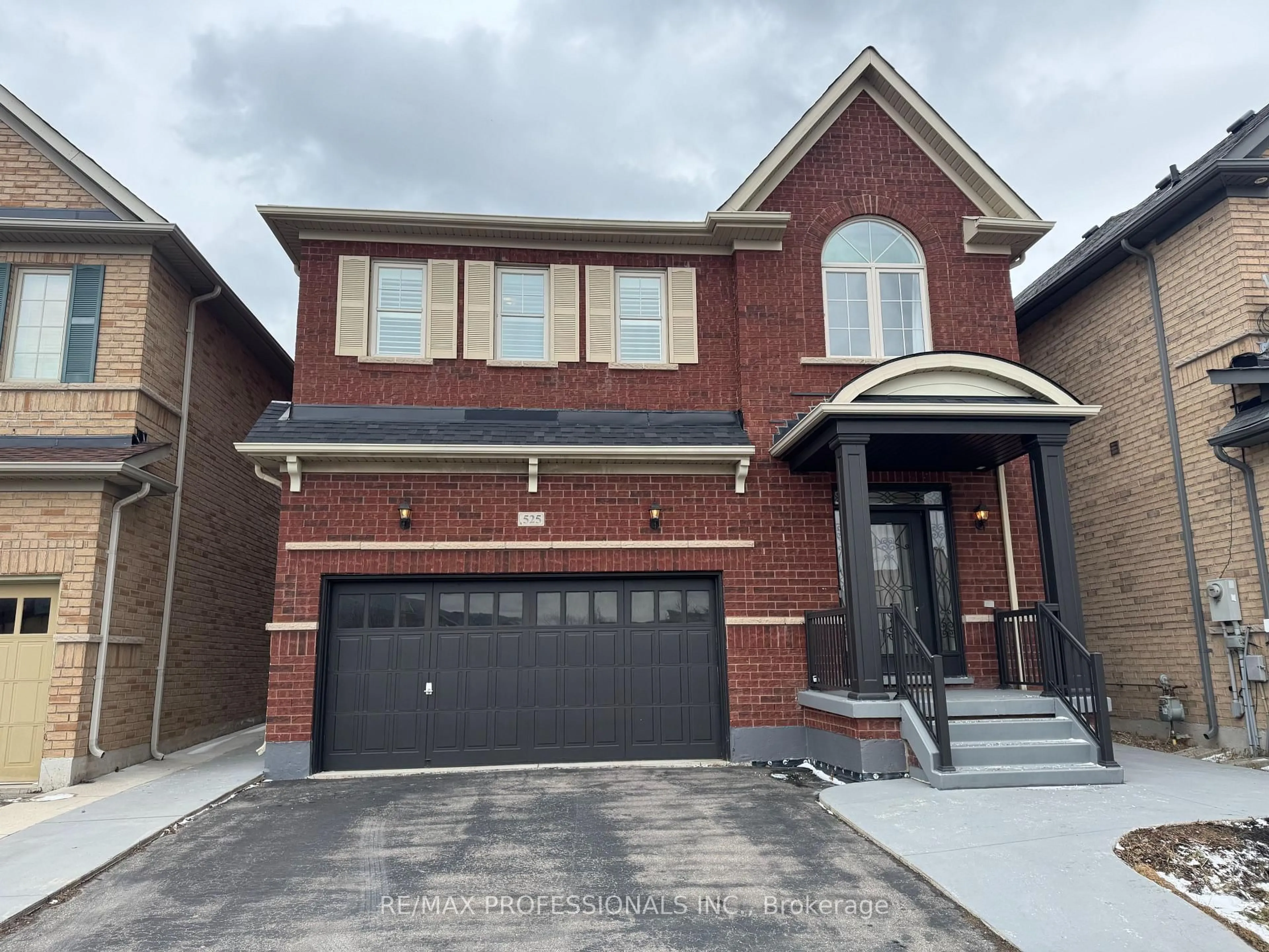 Home with brick exterior material, street for 525 Scott Blvd, Milton Ontario L9T 0T8