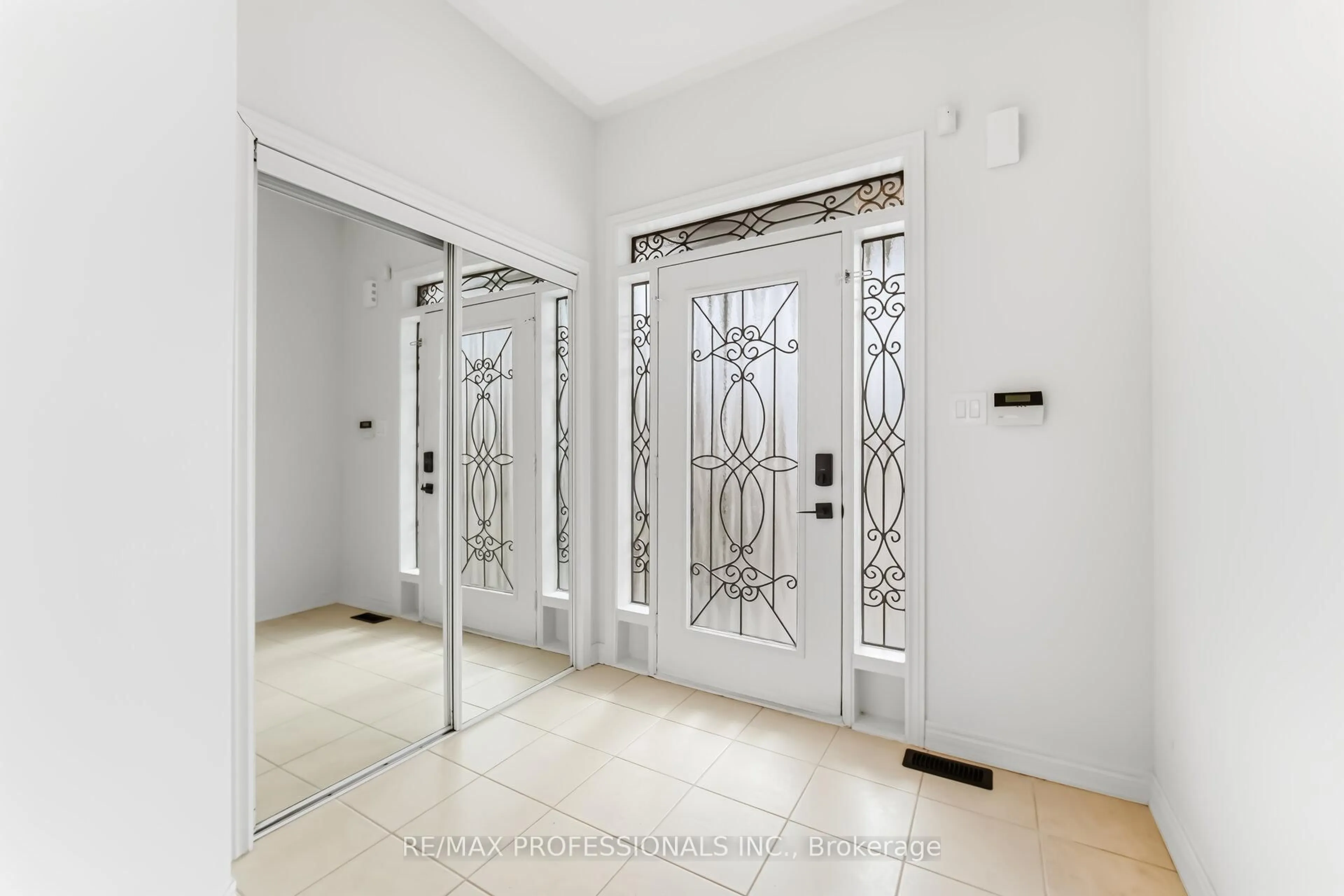 Indoor entryway for 525 Scott Blvd, Milton Ontario L9T 0T8