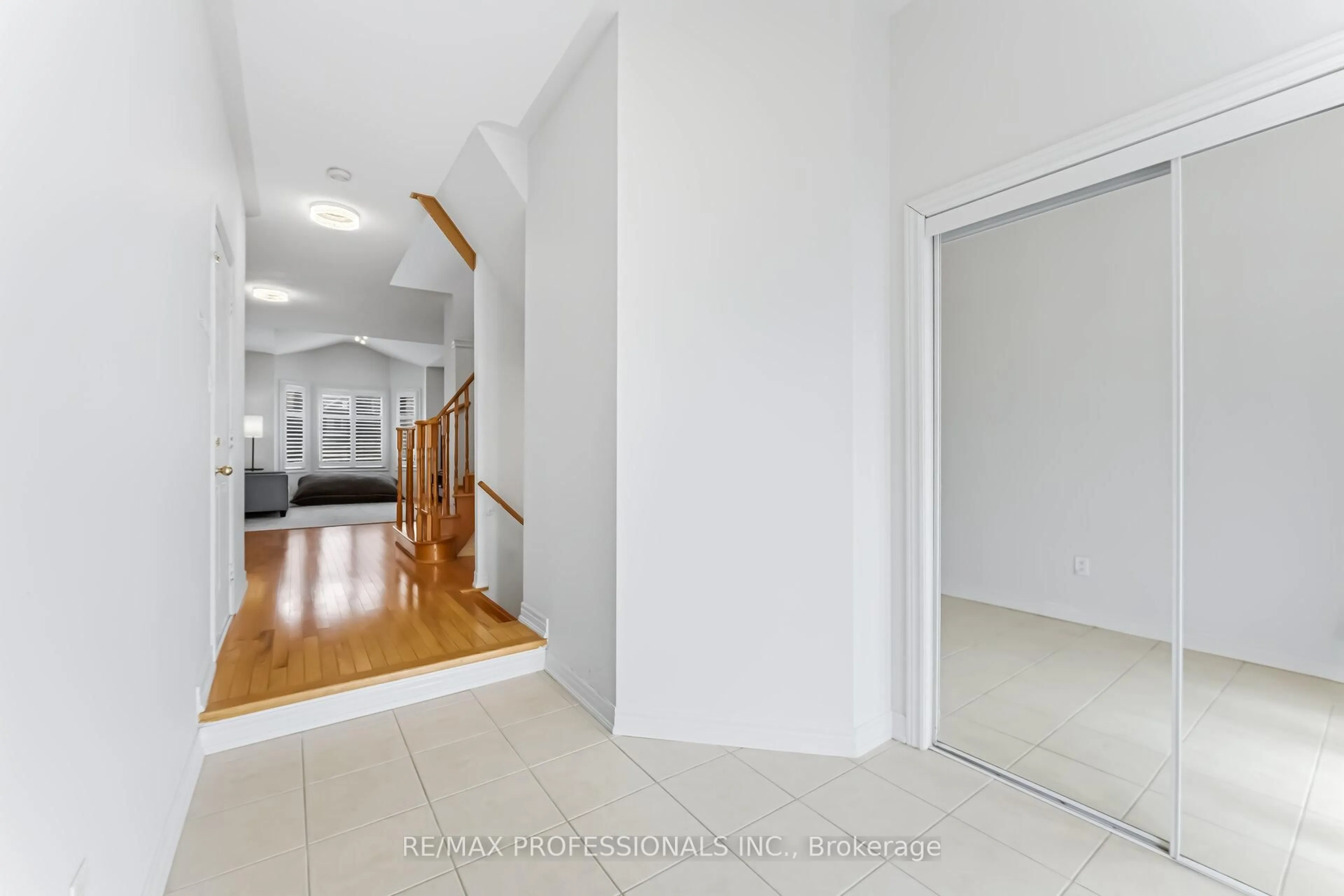Indoor foyer for 525 Scott Blvd, Milton Ontario L9T 0T8