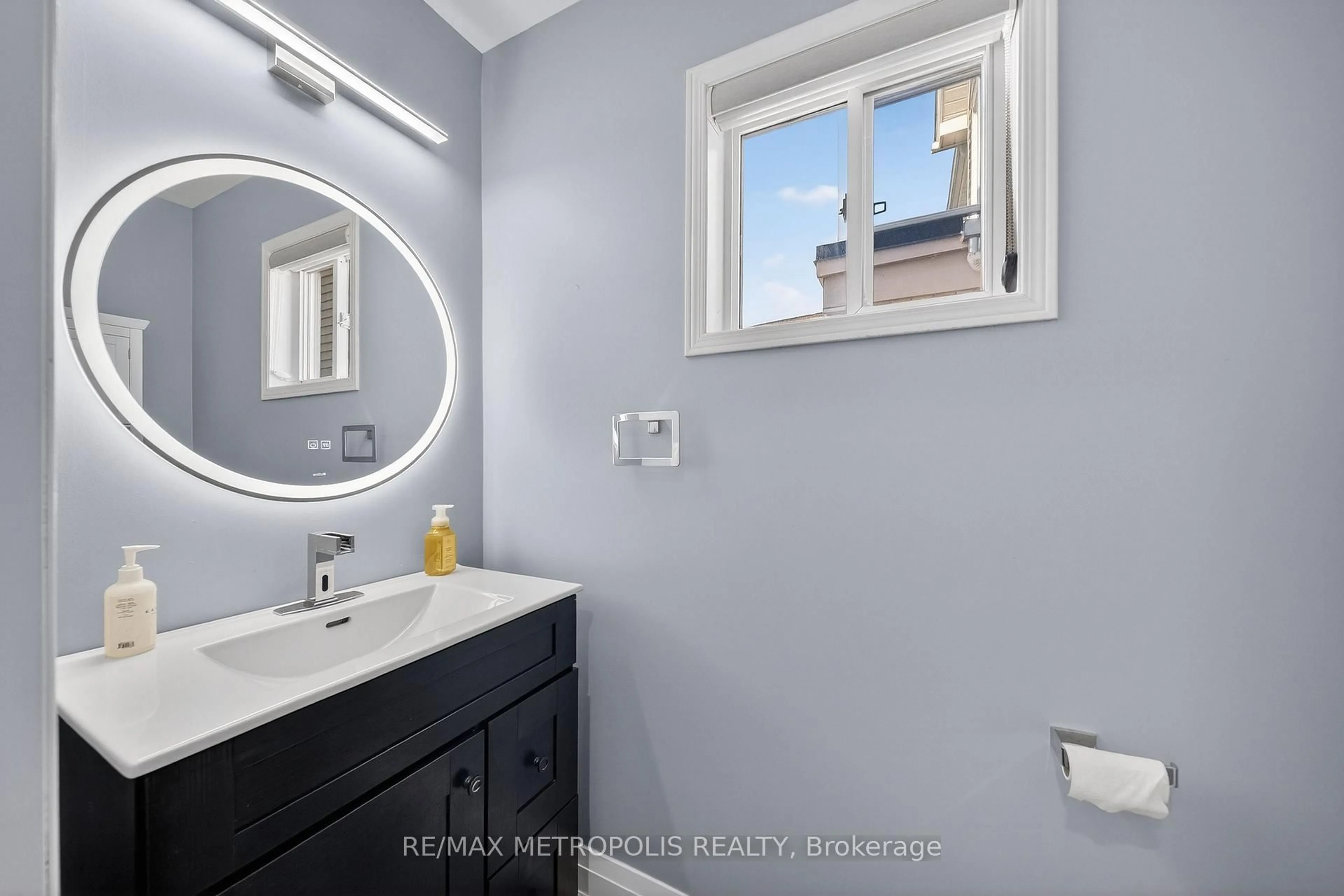 Standard bathroom, ceramic/tile floor for 43 Tiller Tr, Brampton Ontario L6X 4R6