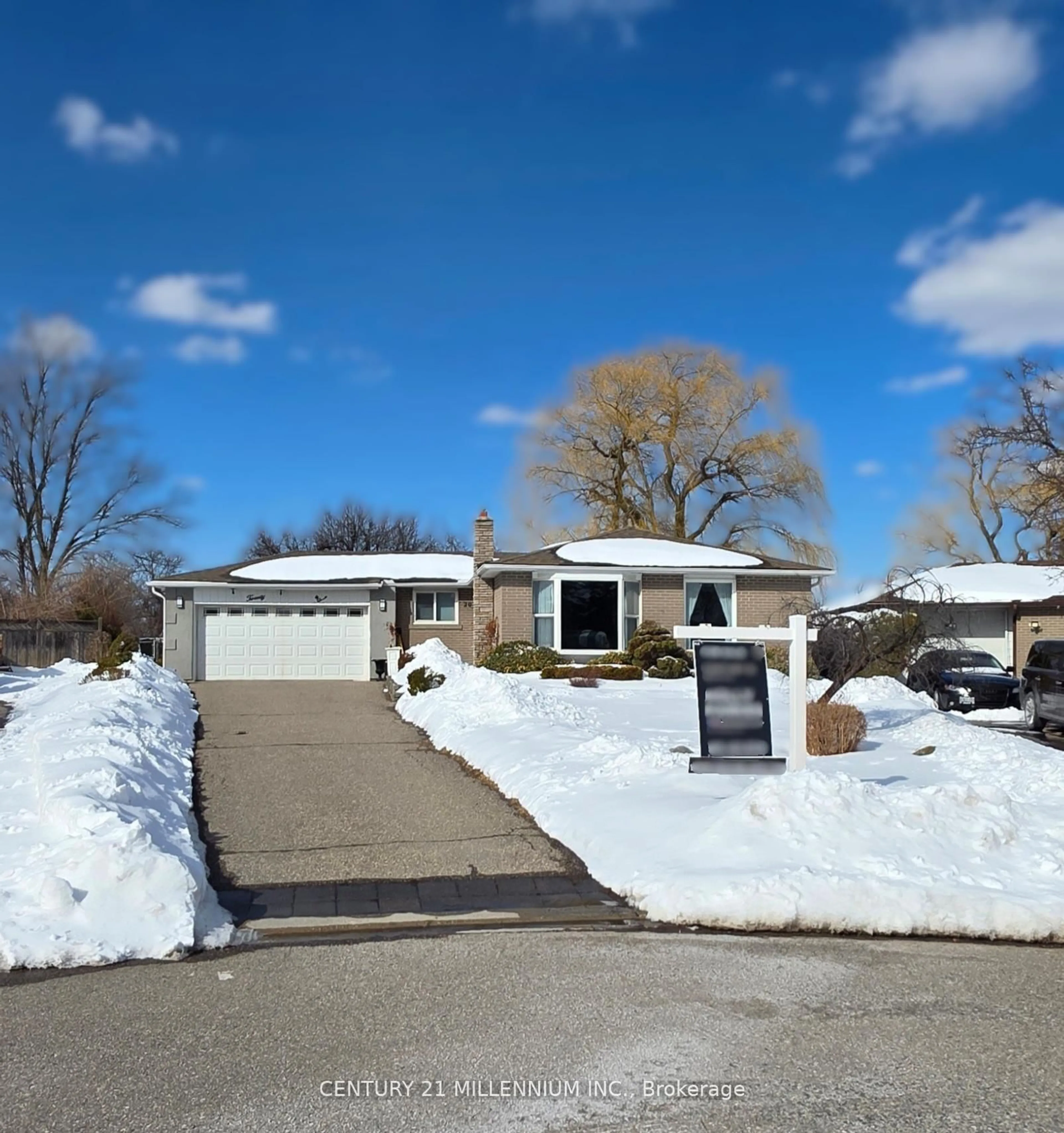 A pic from outside/outdoor area/front of a property/back of a property/a pic from drone, street for 20 Dunblaine Cres, Brampton Ontario L6T 3H2