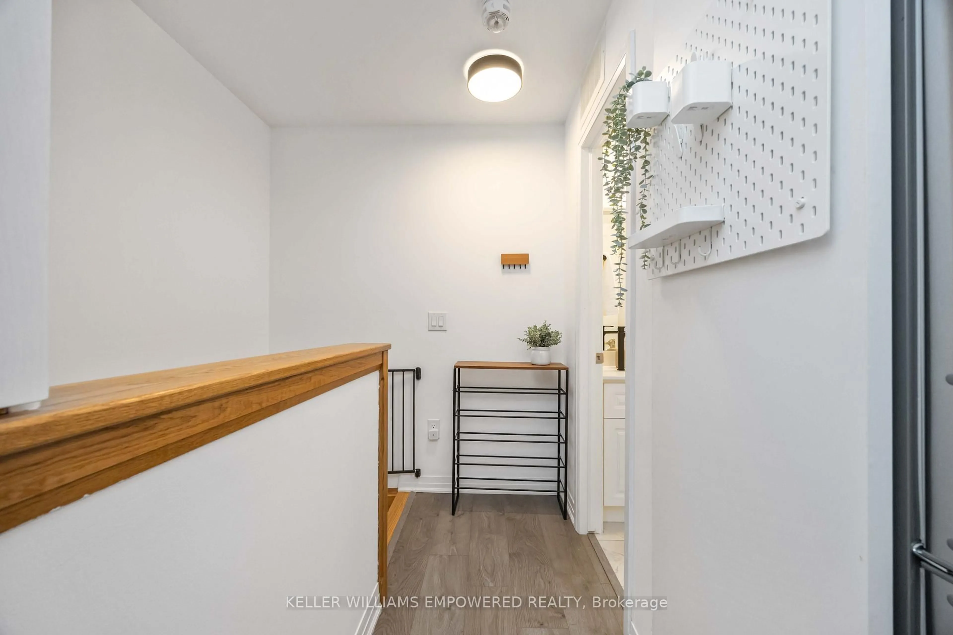 Indoor entryway for 142 William Duncan Rd #7, Toronto Ontario M3K 0C1