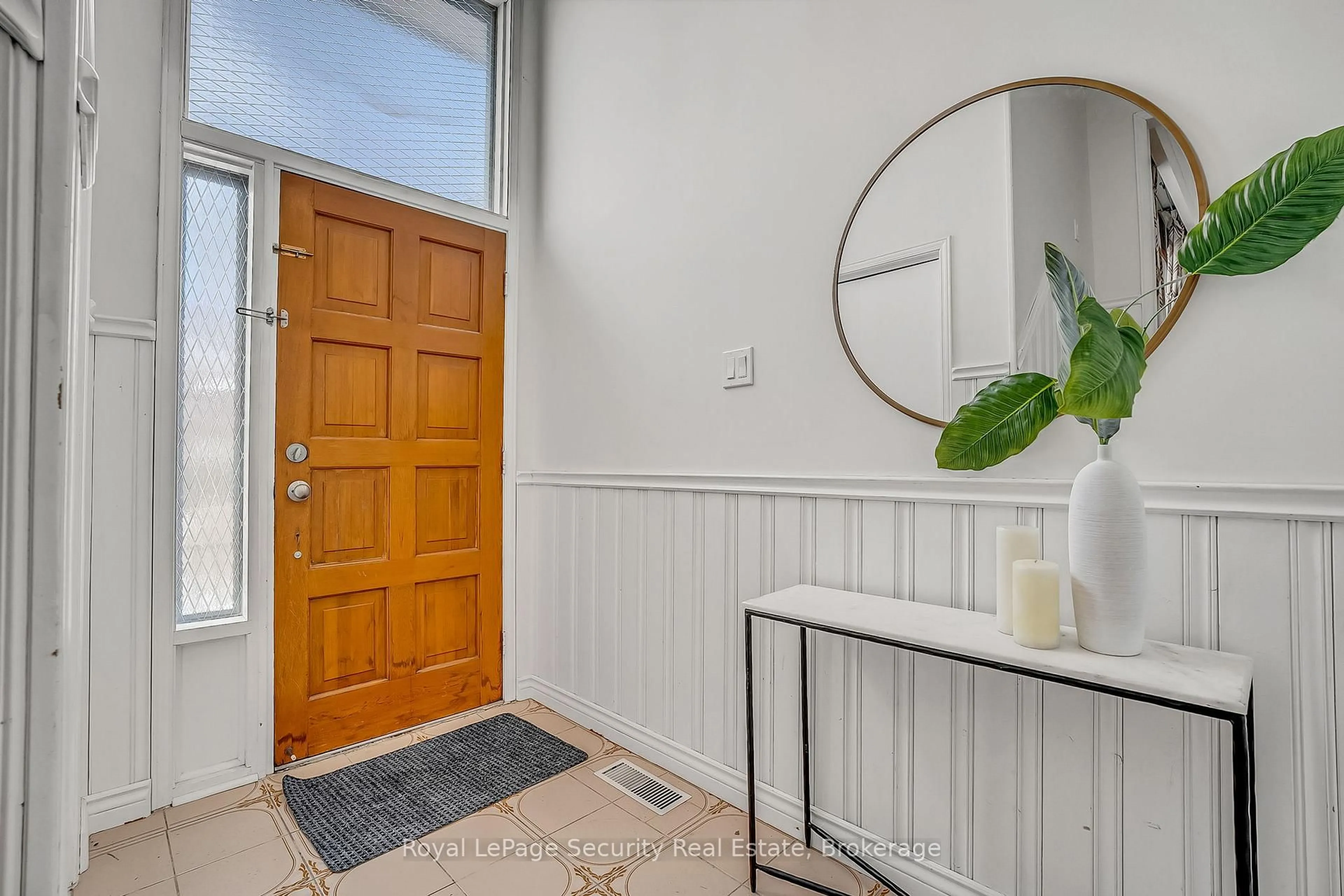 Indoor entryway for 516 Kelvedon Mews, Mississauga Ontario L4Z 1G4