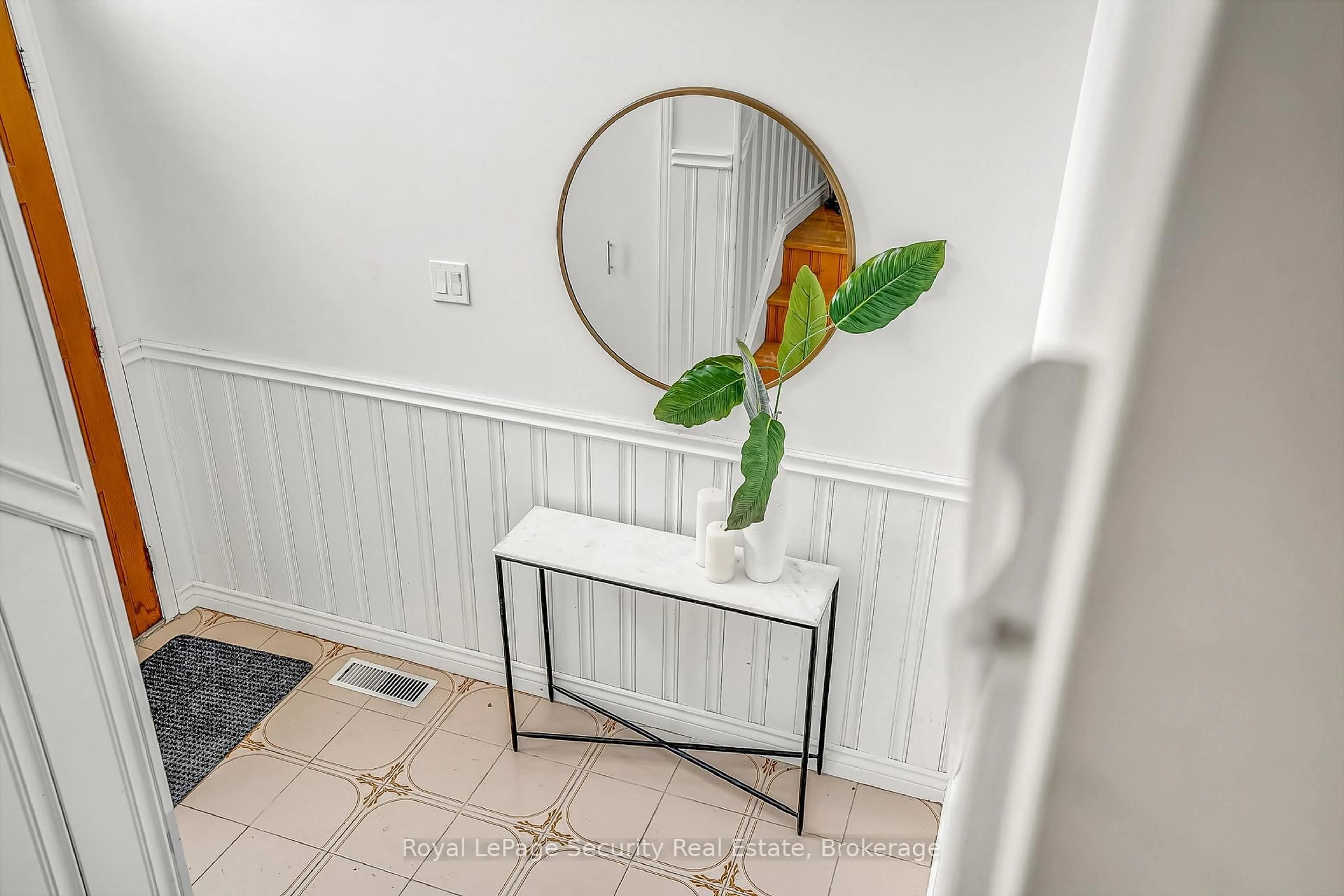 Indoor entryway for 516 Kelvedon Mews, Mississauga Ontario L4Z 1G4