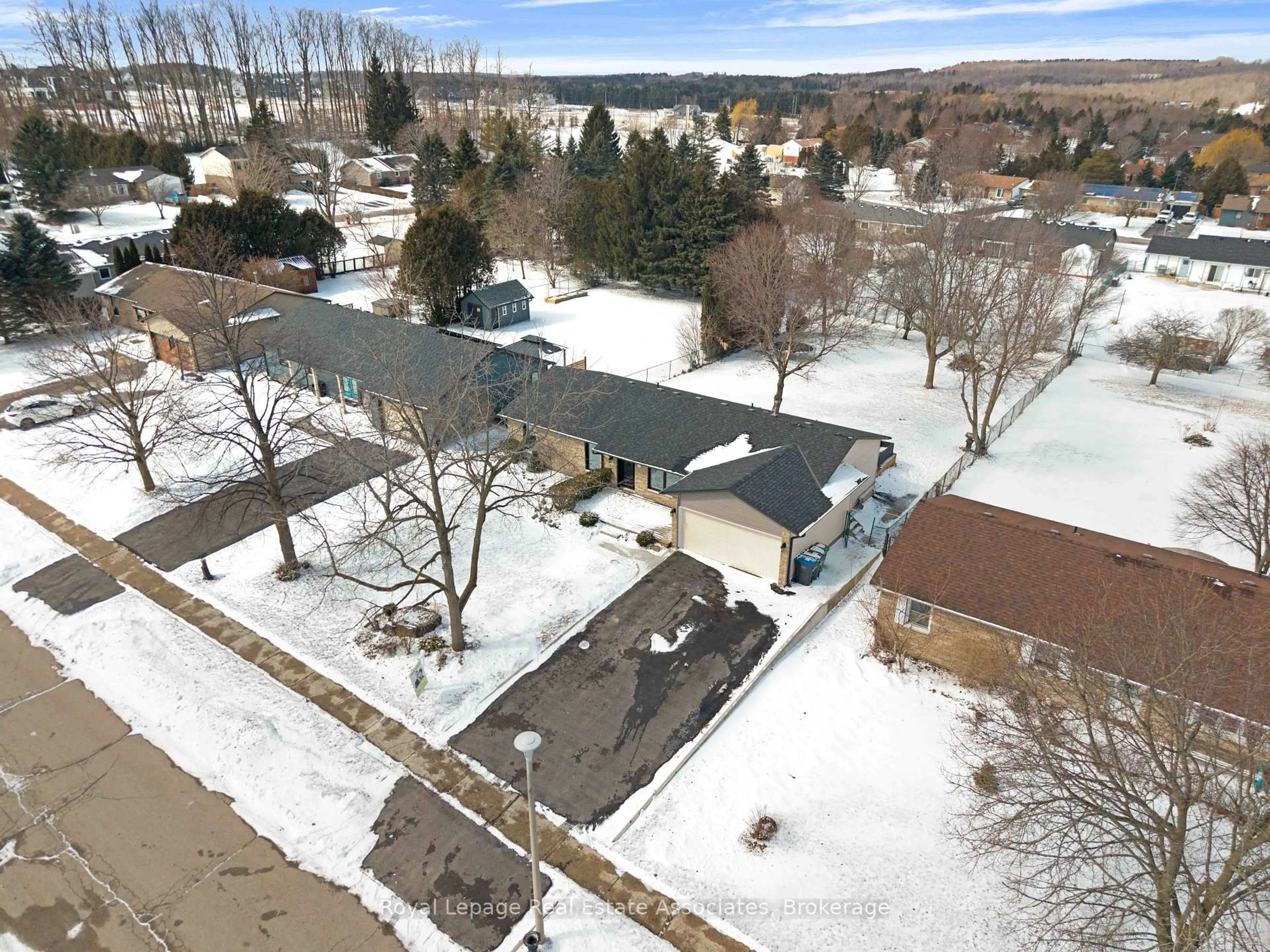A pic from outside/outdoor area/front of a property/back of a property/a pic from drone, unknown for 44 McClellan Rd, Caledon Ontario L7K 0C8
