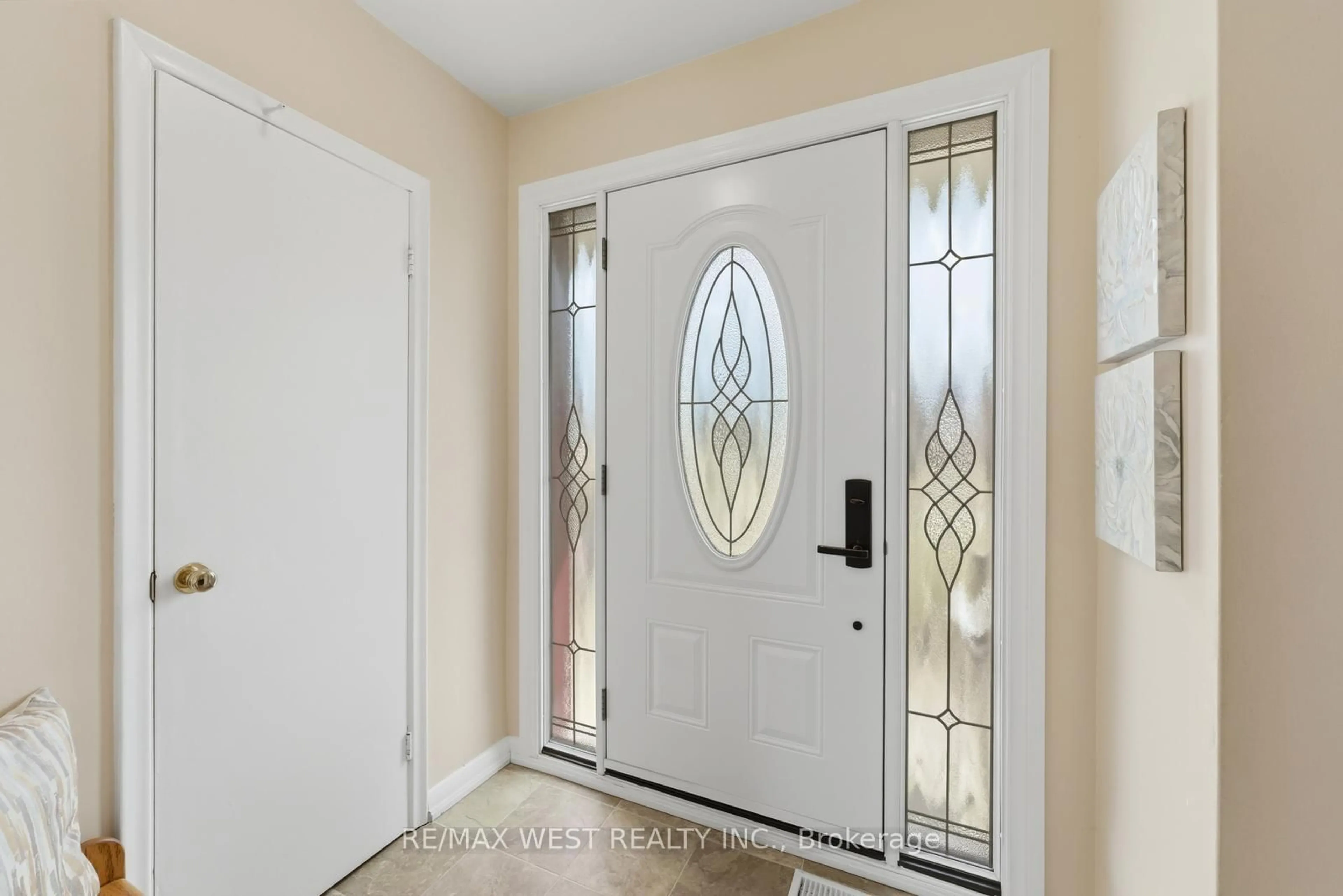 Indoor entryway for 88 Redwater Dr, Toronto Ontario M9W 1Z9