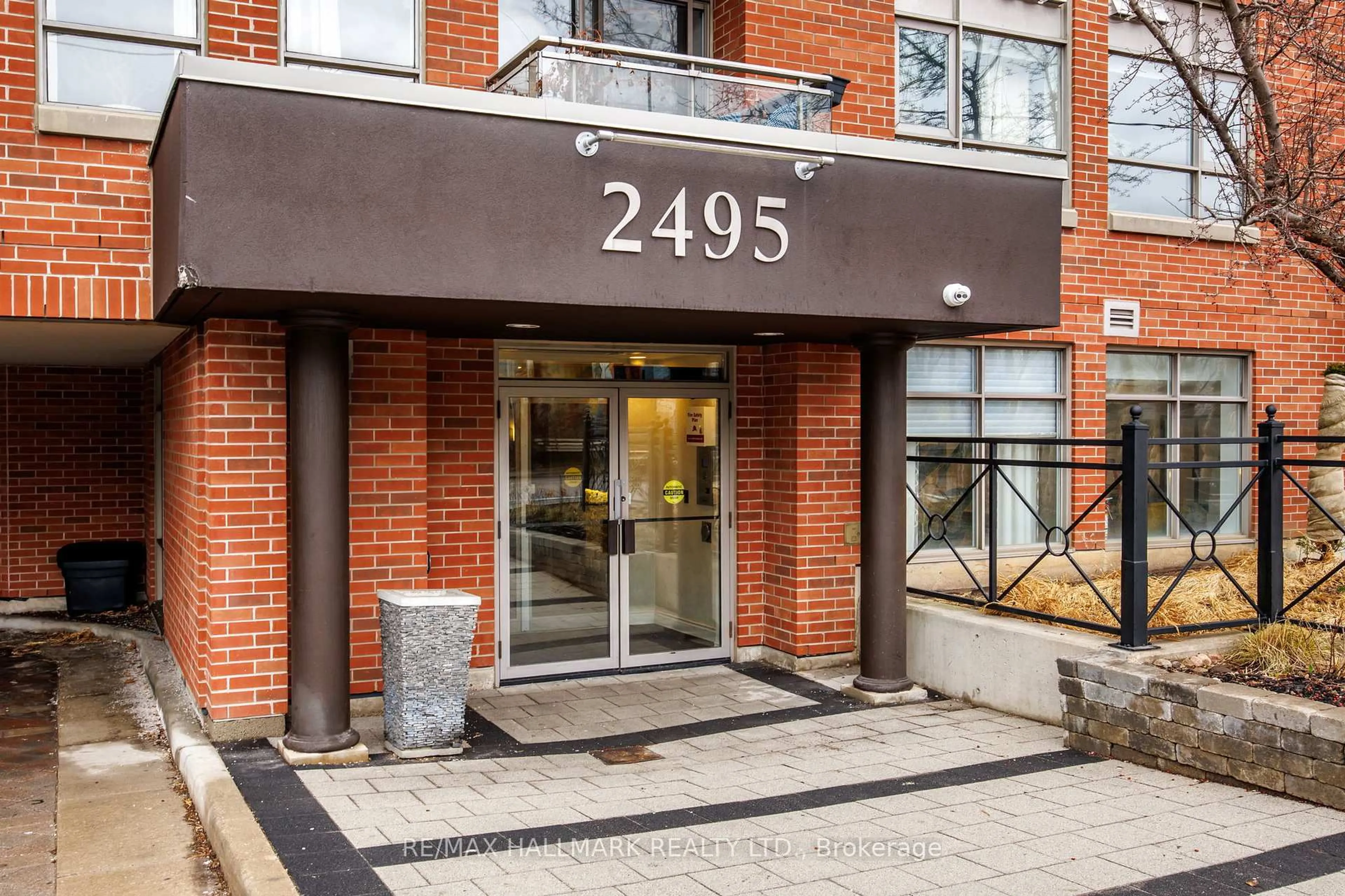 Indoor foyer for 2495 Dundas St #519, Toronto Ontario M6P 1X4