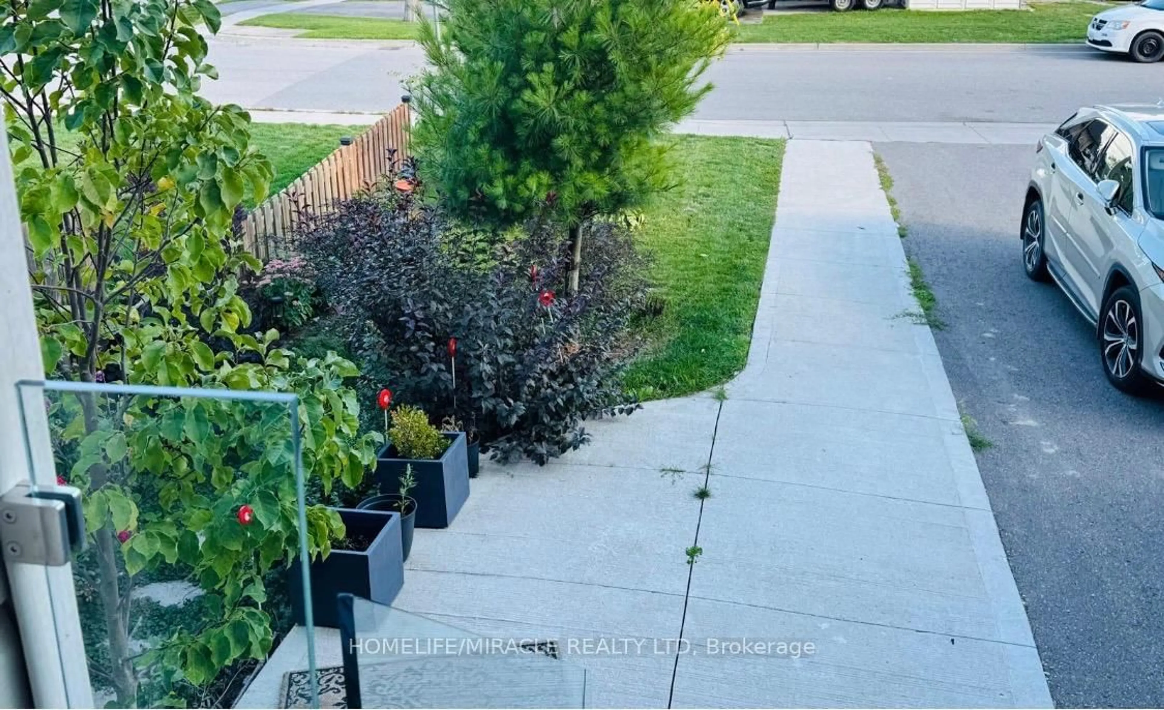 A pic from outside/outdoor area/front of a property/back of a property/a pic from drone, street for 1 Chisholm St #H, Orangeville Ontario L9W 6Y6