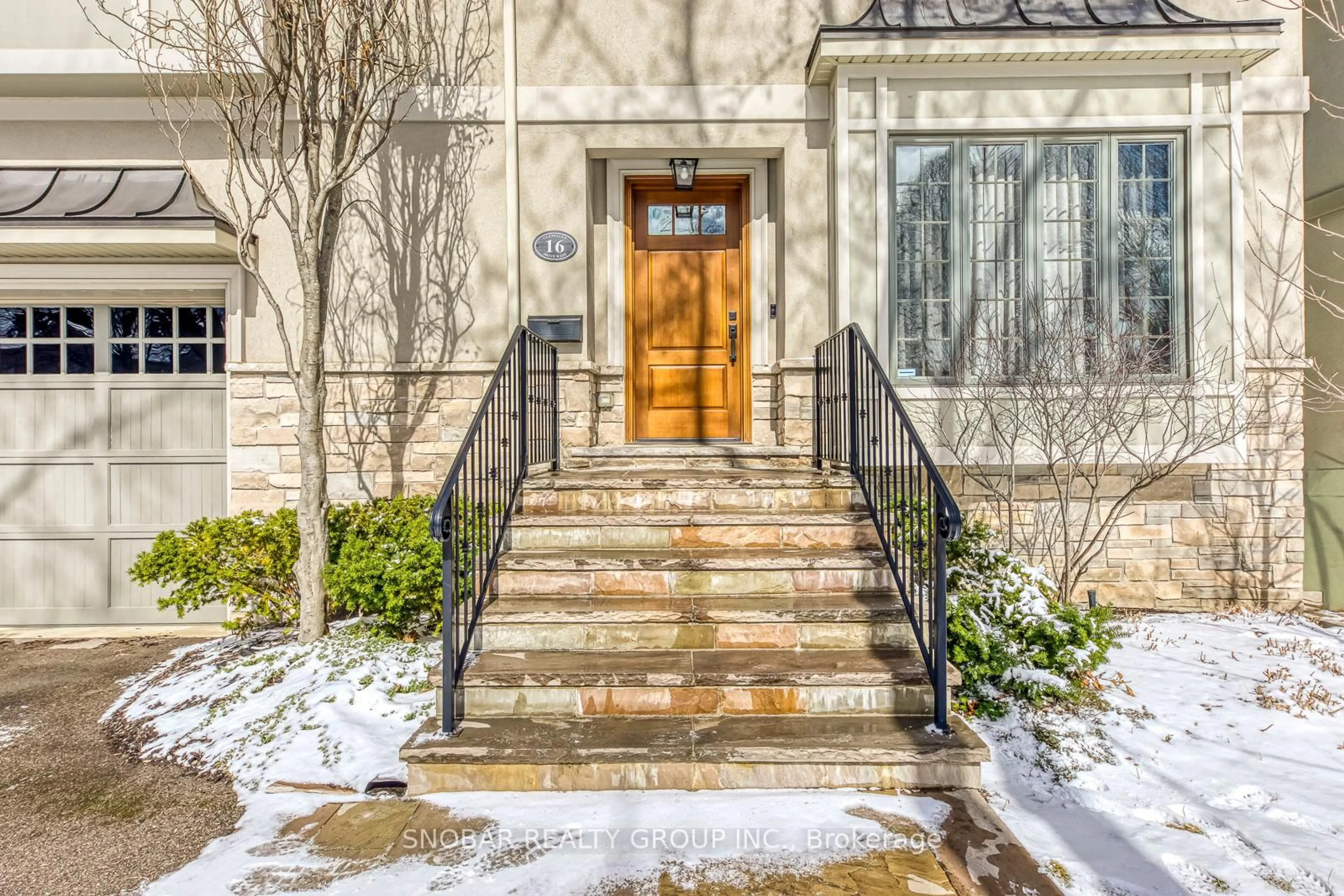 Indoor entryway for 16 Glenellen Dr, Toronto Ontario M8Y 2H3