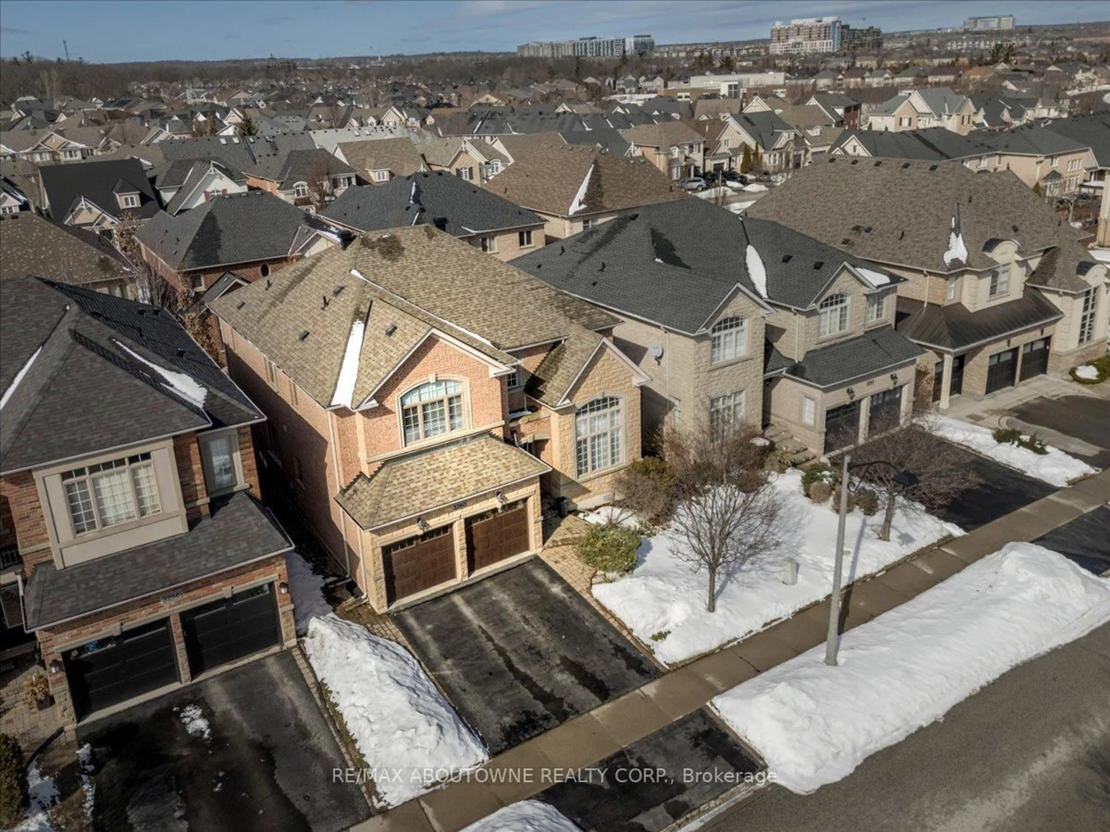 A pic from outside/outdoor area/front of a property/back of a property/a pic from drone, unknown for 3260 Ribble Cres, Oakville Ontario L6M 0B1