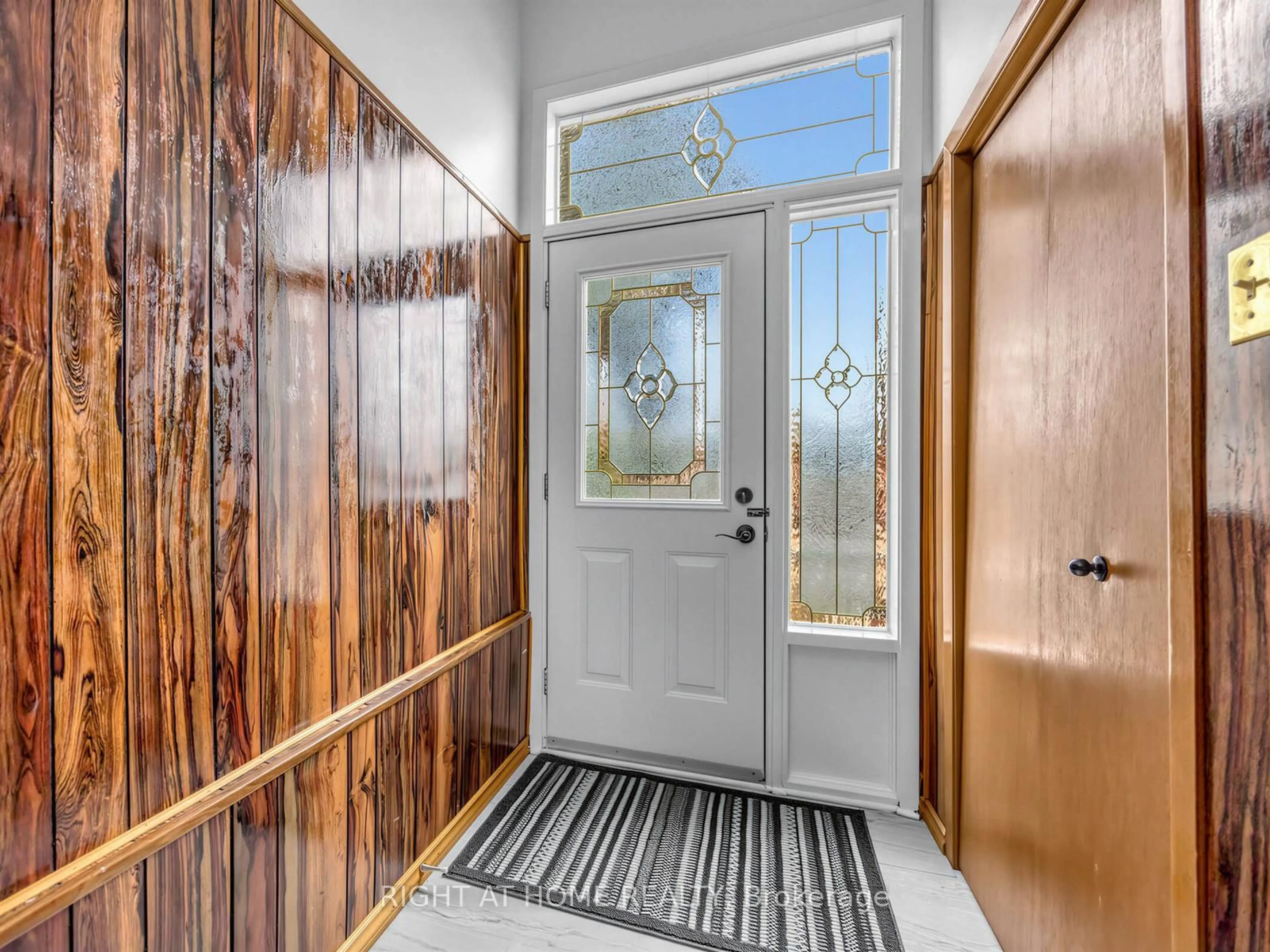 Indoor entryway for 3209 Lednier Terr, Mississauga Ontario L4Y 3Z7