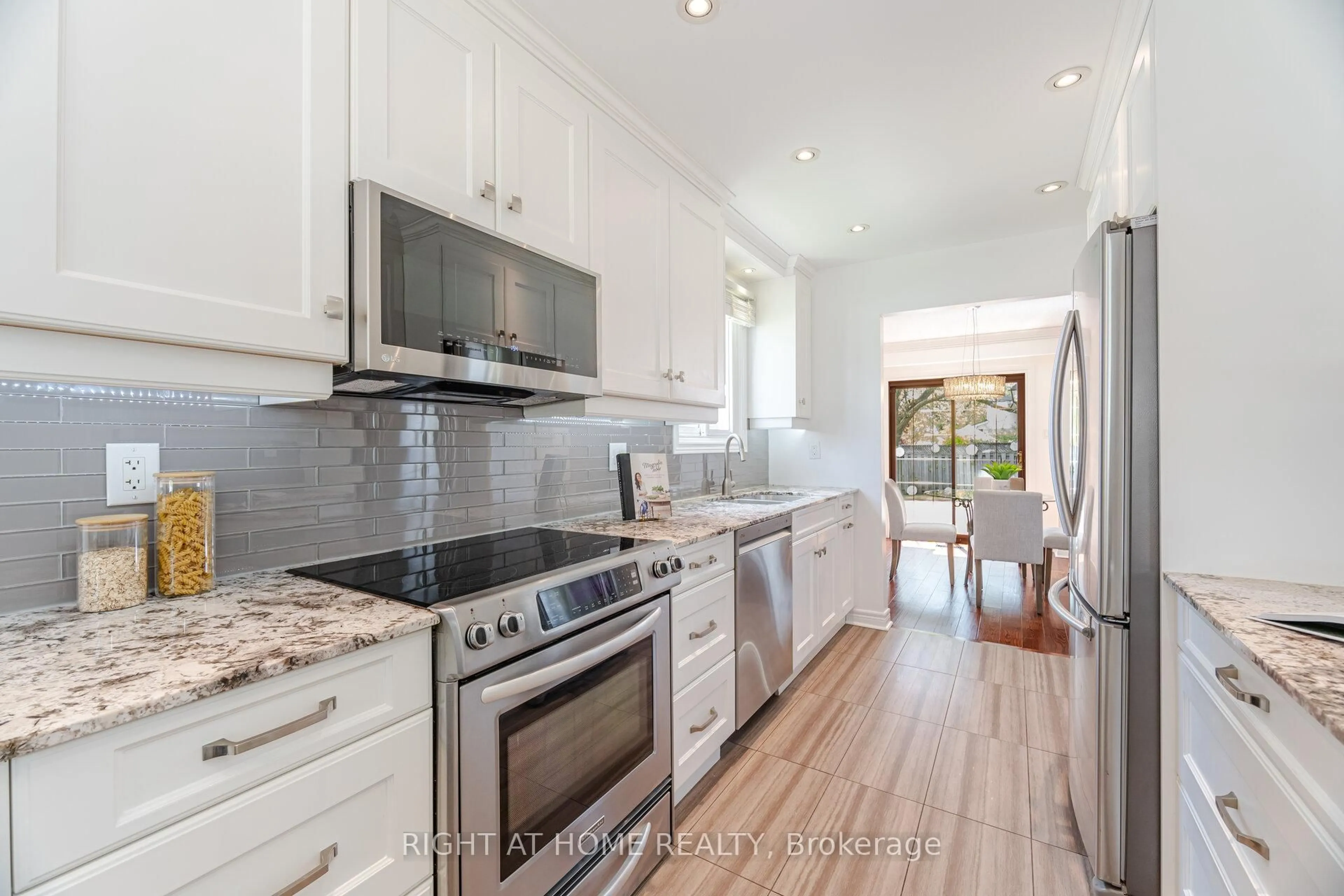 Open concept kitchen, ceramic/tile floor for 6 Winterfold Dr, Brampton Ontario L6V 3T1