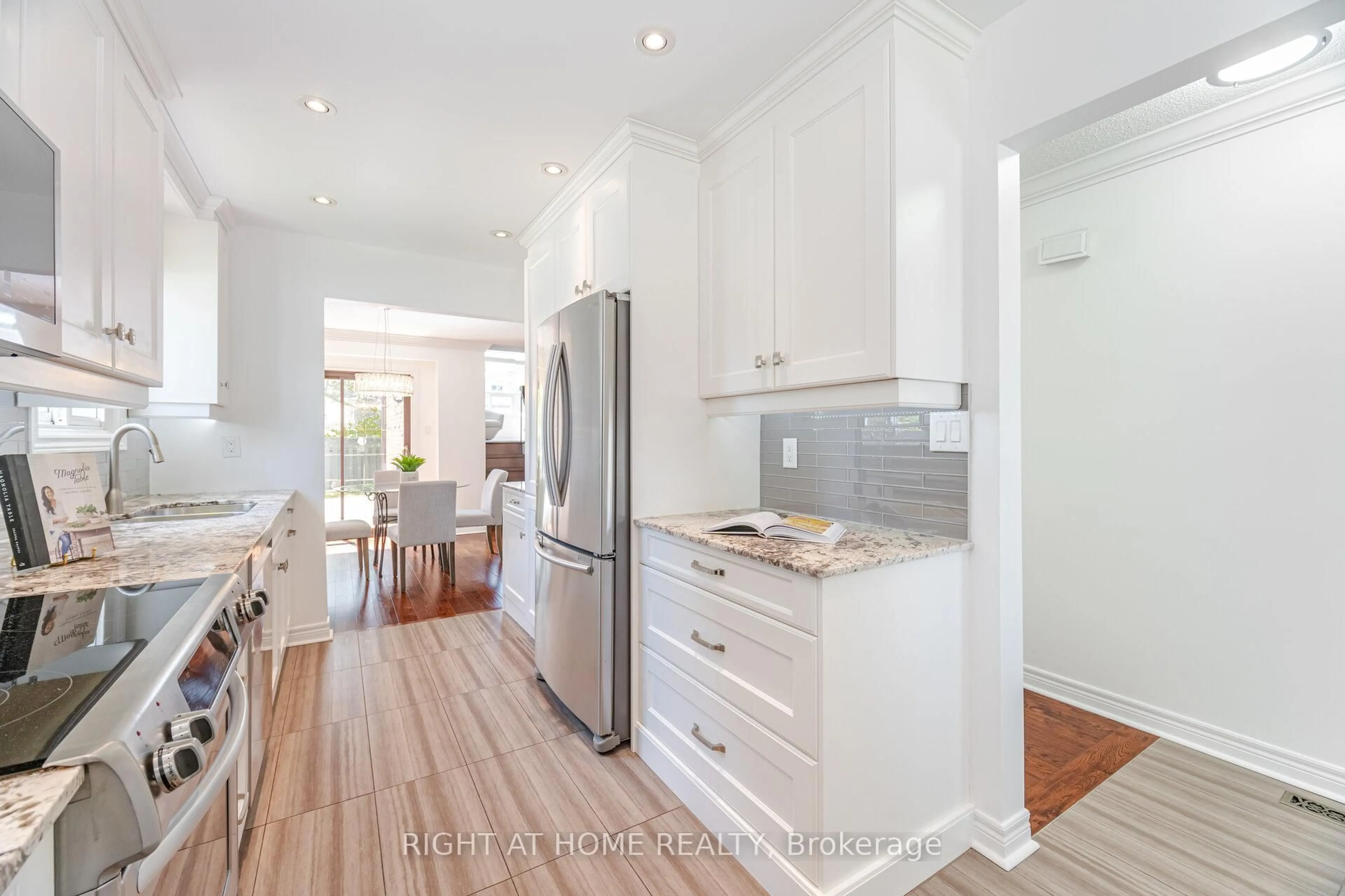 Open concept kitchen, wood/laminate floor for 6 Winterfold Dr, Brampton Ontario L6V 3T1