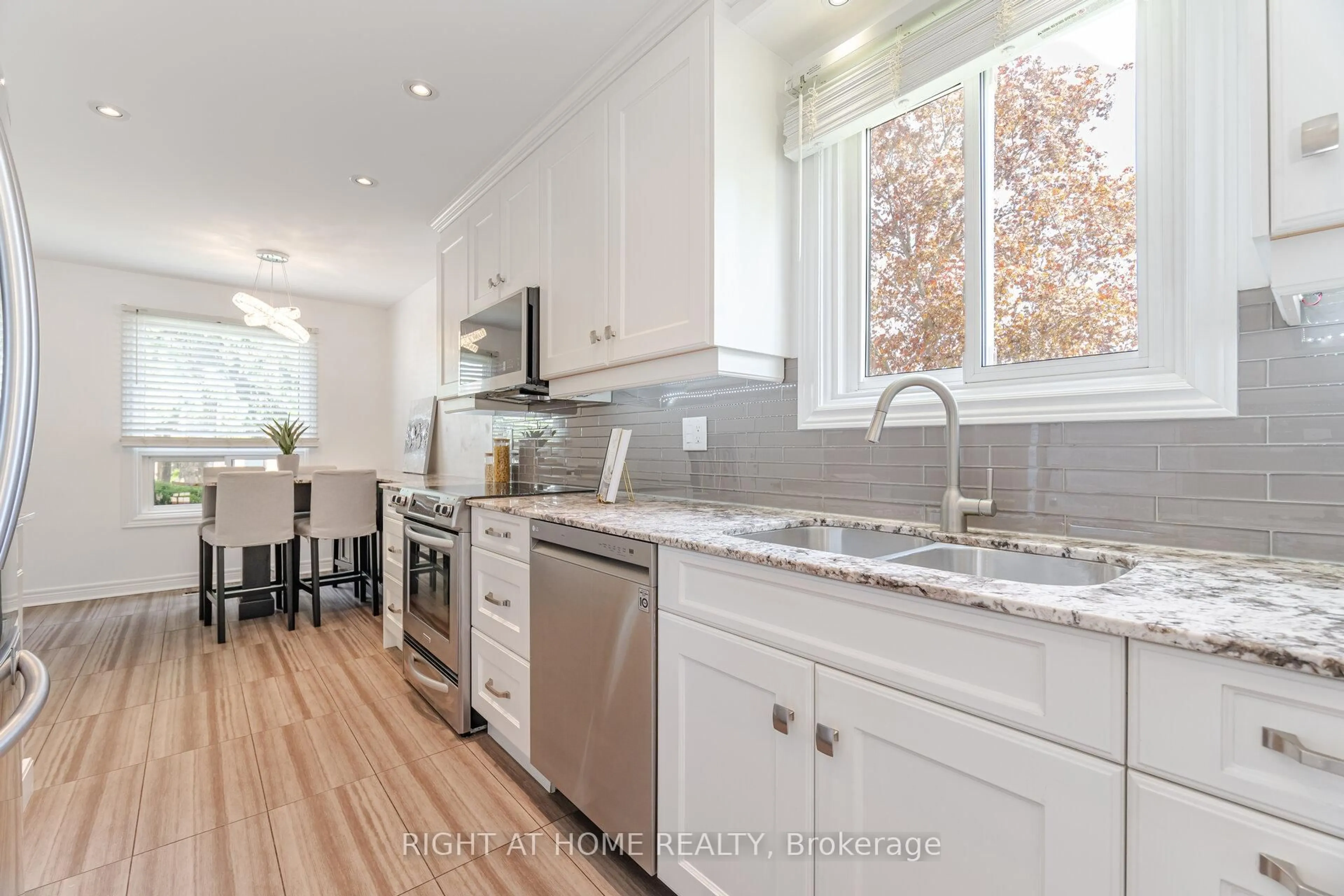 Open concept kitchen, ceramic/tile floor for 6 Winterfold Dr, Brampton Ontario L6V 3T1