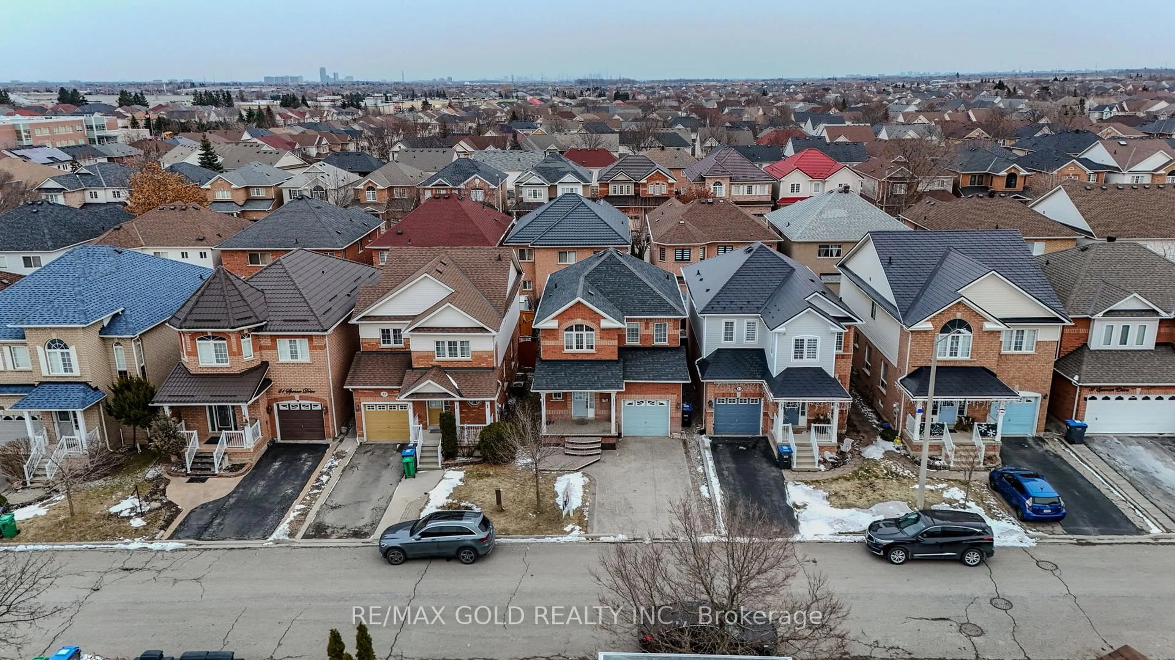 A pic from outside/outdoor area/front of a property/back of a property/a pic from drone, street for 25 Spencer Dr, Brampton Ontario L7A 2A2