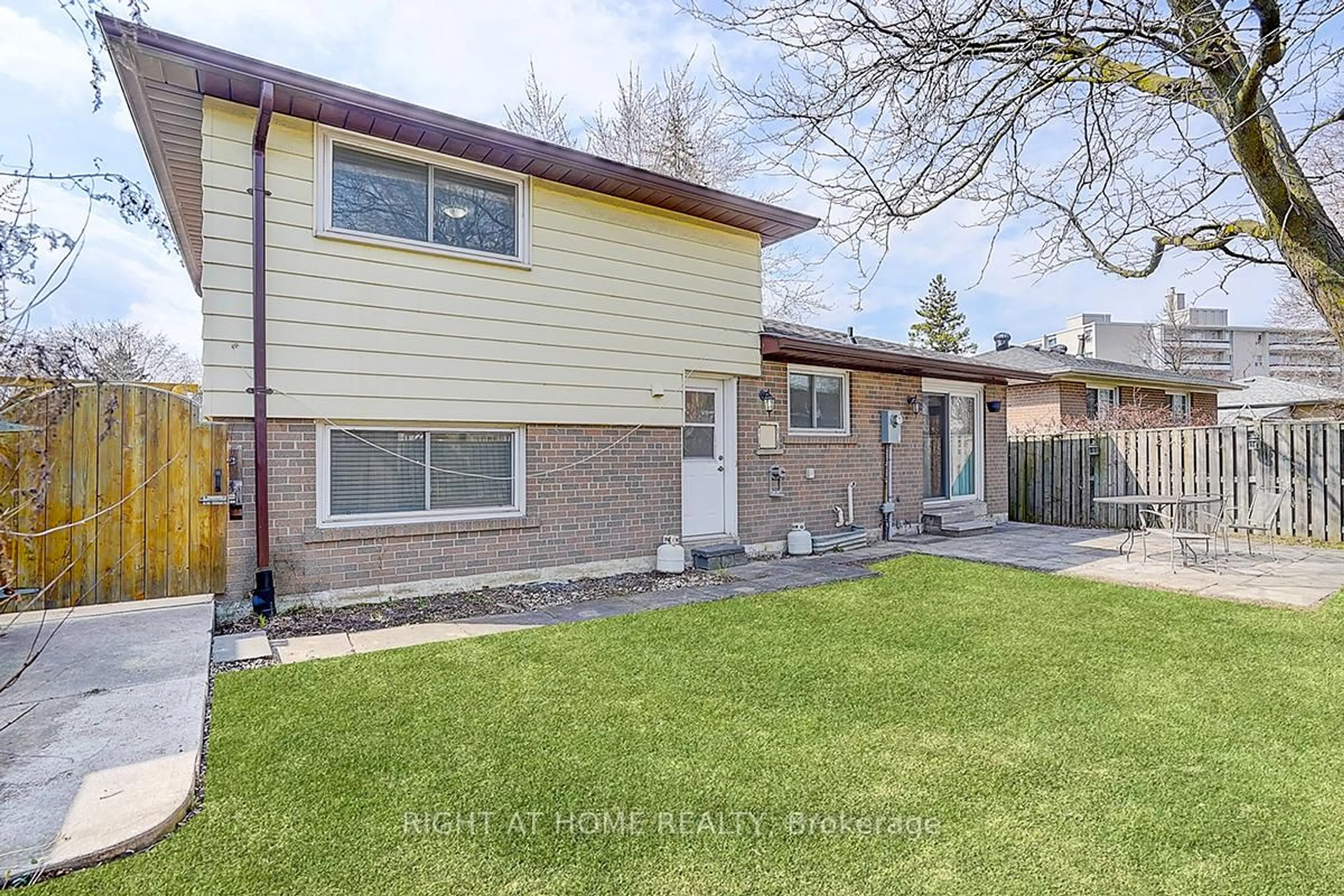 Unknown for 11 Tullamore Rd, Brampton Ontario L6W 1J6