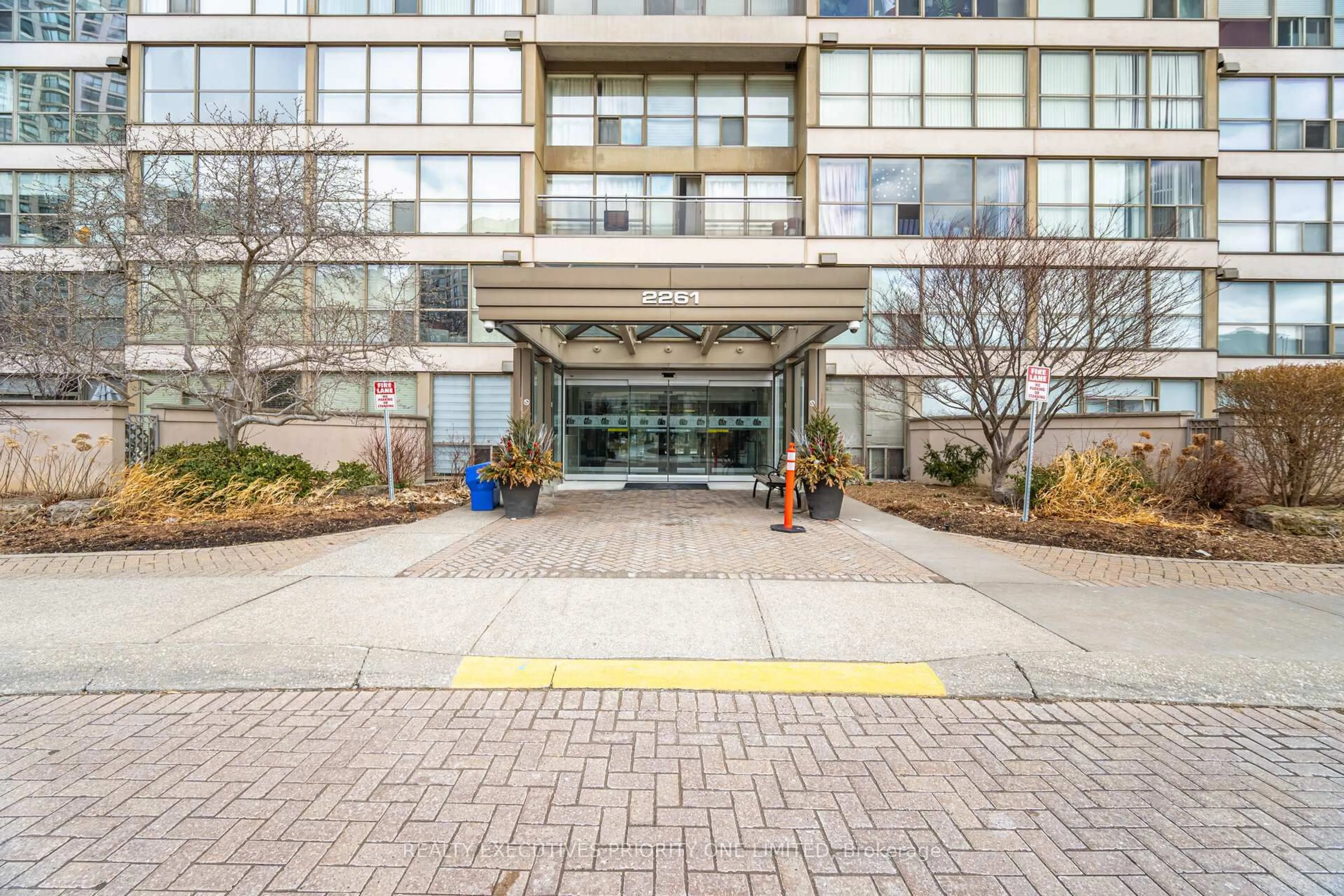Indoor foyer for 2261 Lake Shore Blvd #110, Toronto Ontario M8V 3X1