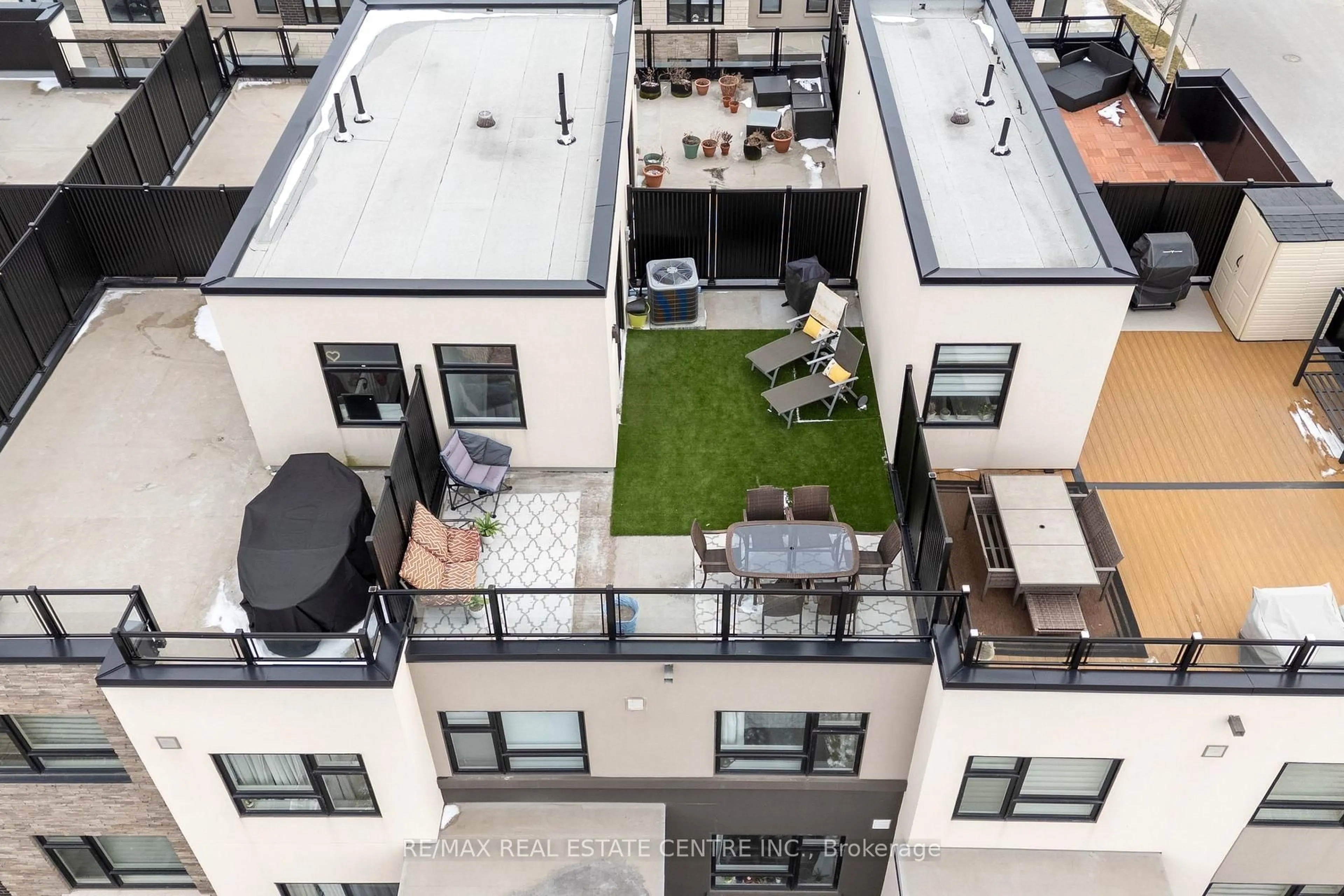 A pic from outside/outdoor area/front of a property/back of a property/a pic from drone, city buildings view from balcony for 1121 Cooke Blvd #28, Burlington Ontario L7T 0C3