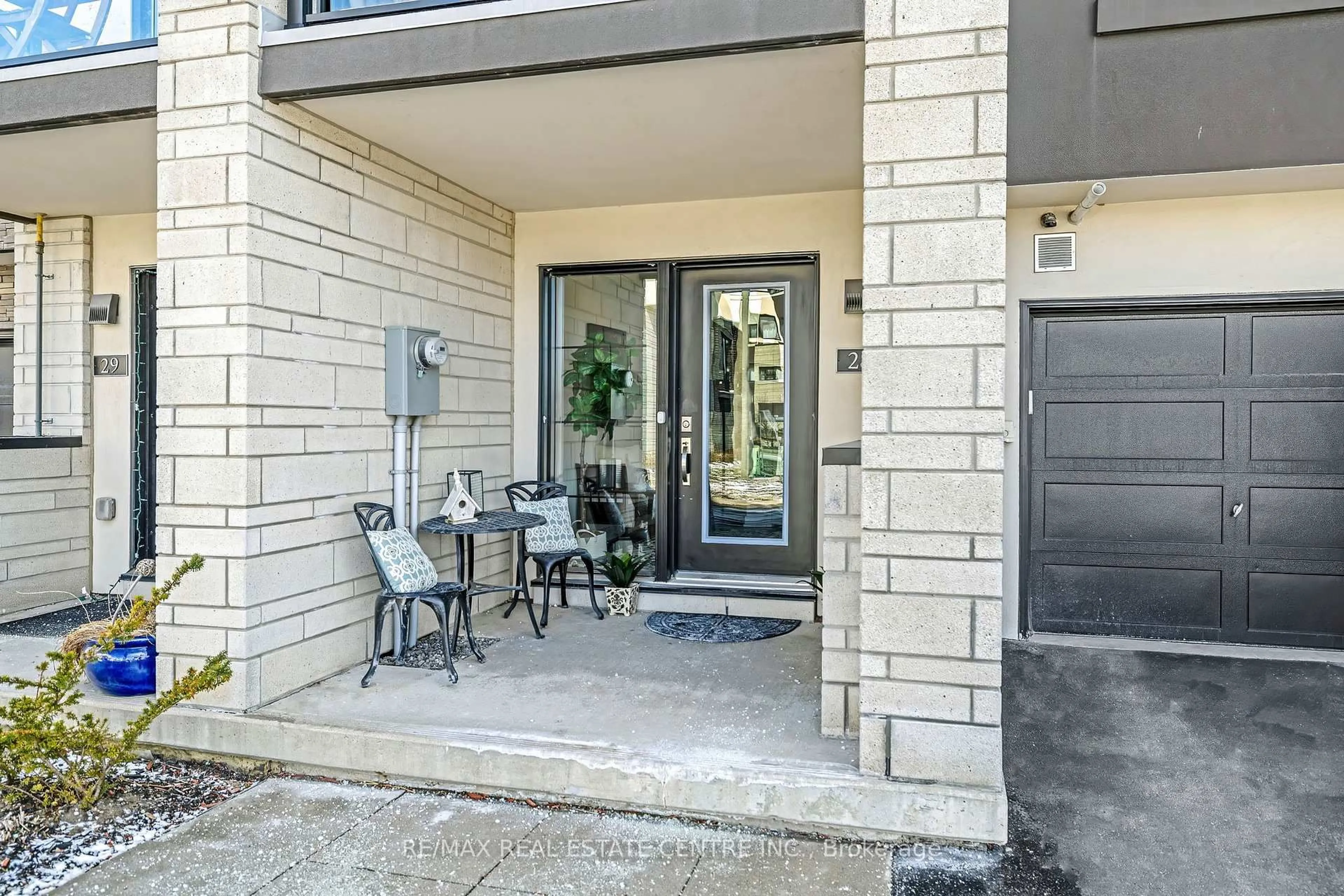 Indoor entryway for 1121 Cooke Blvd #28, Burlington Ontario L7T 0C3