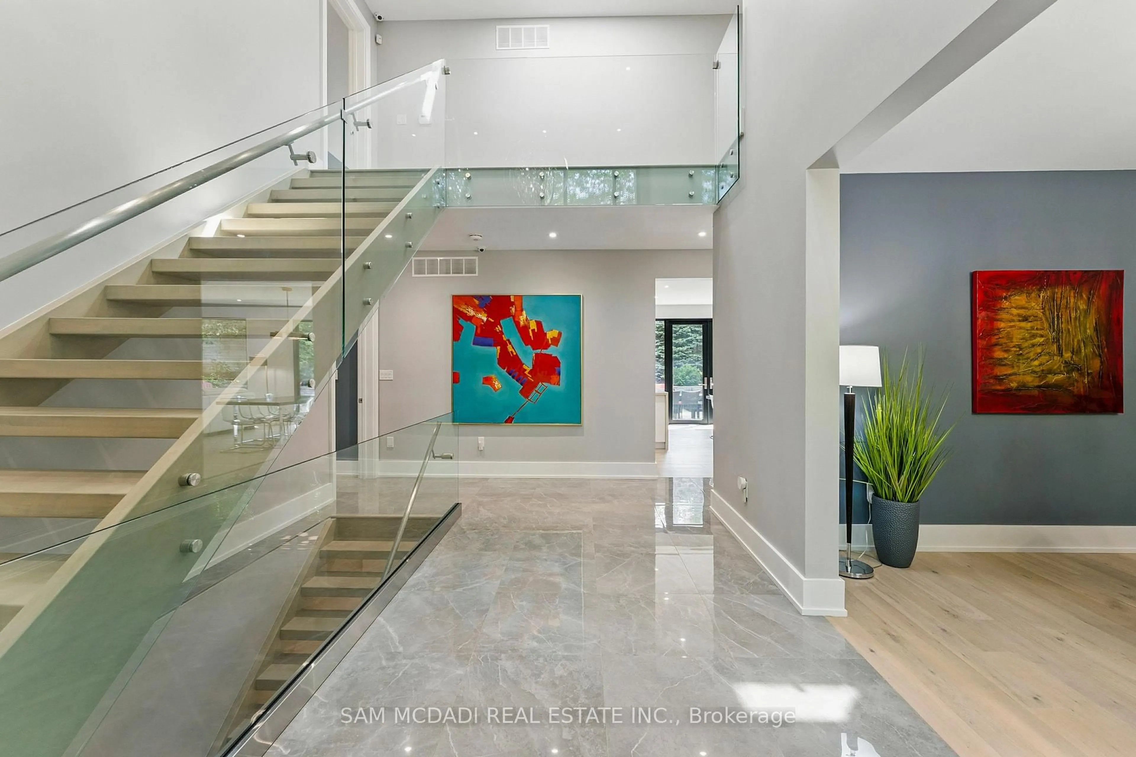 Indoor foyer for 1112 Caldwell Ave, Mississauga Ontario L5H 1Z4