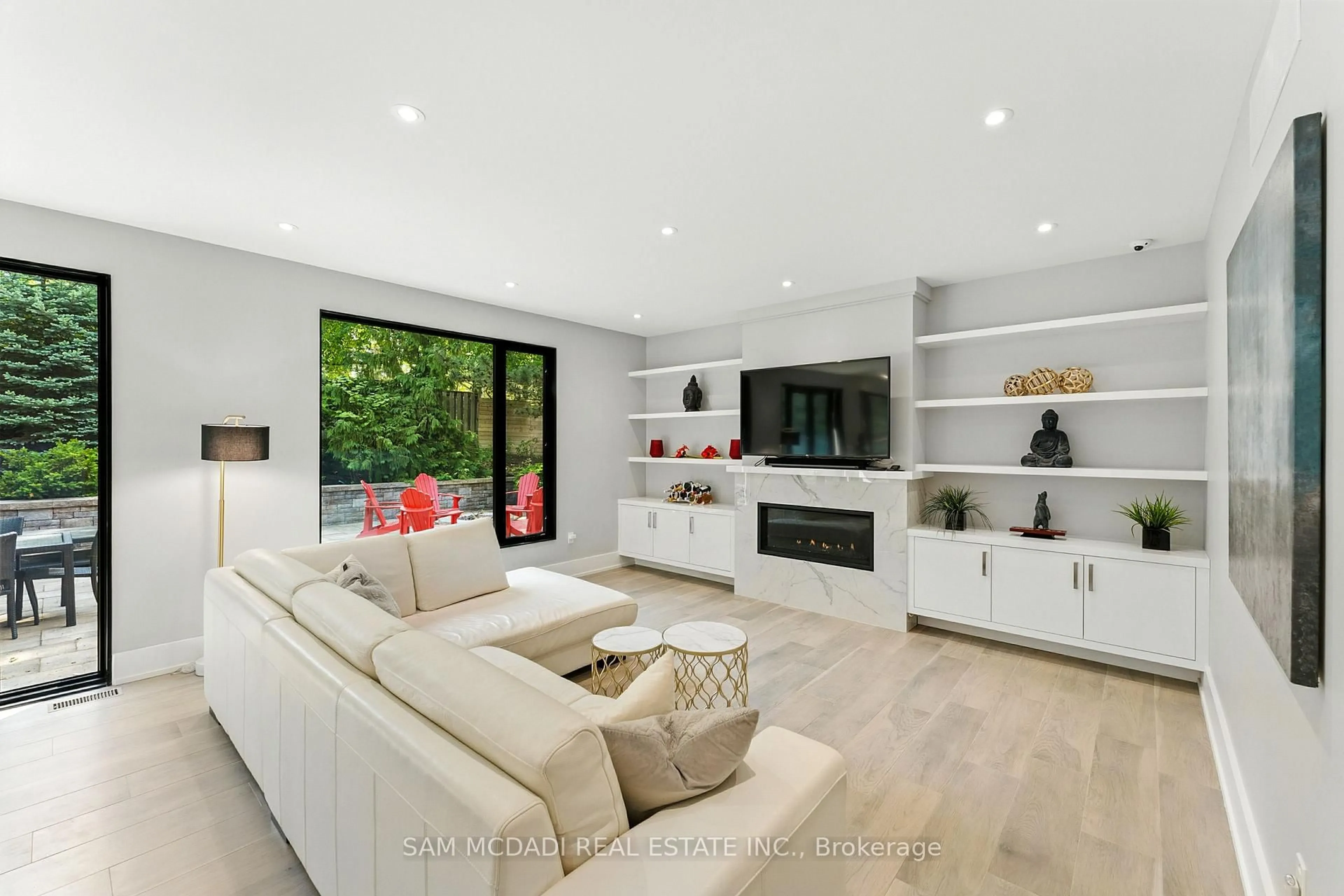 Living room with furniture, unknown for 1112 Caldwell Ave, Mississauga Ontario L5H 1Z4