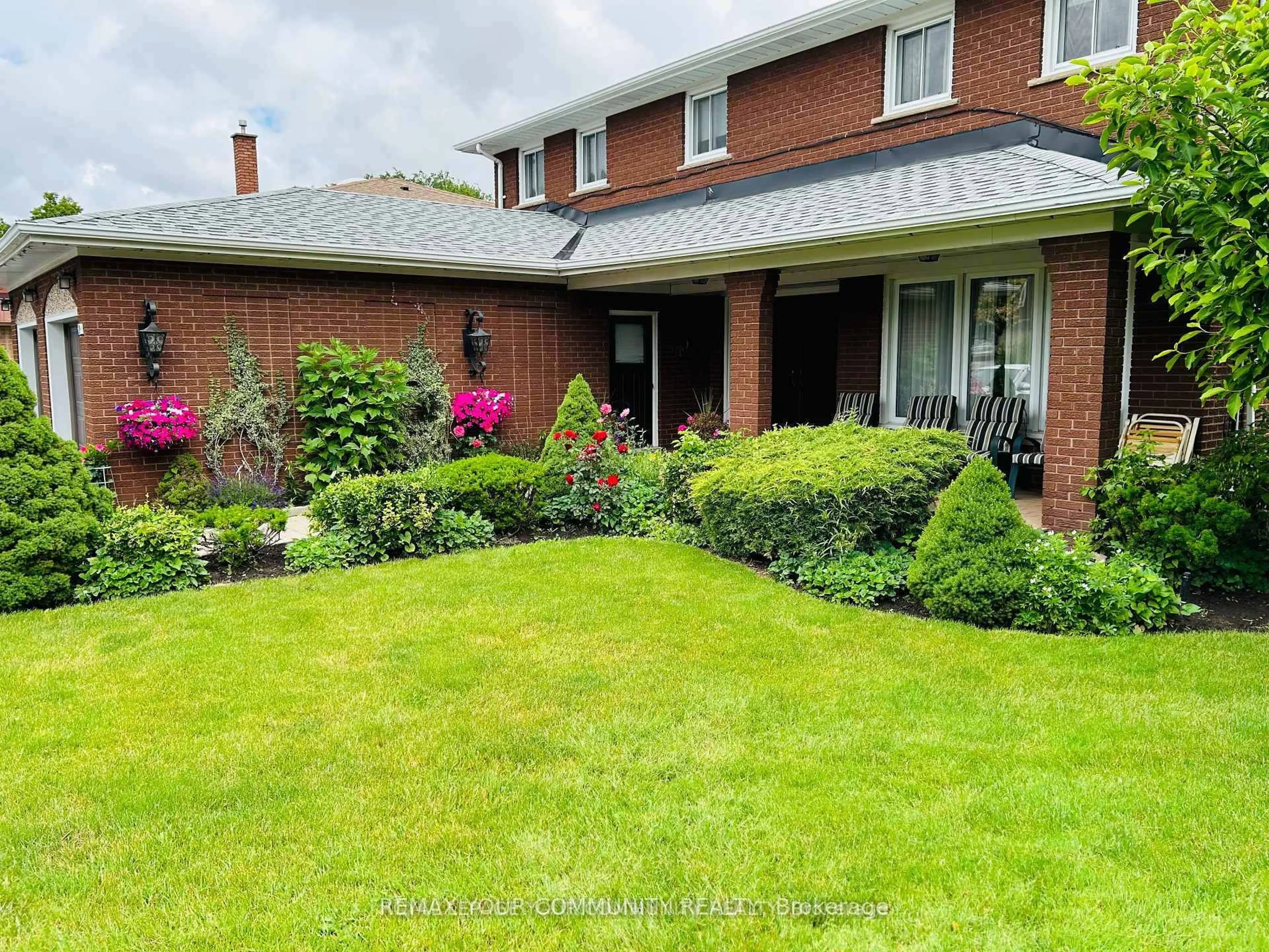 A pic from outside/outdoor area/front of a property/back of a property/a pic from drone, street for 21 Disan Crt, Toronto Ontario M9V 4A5