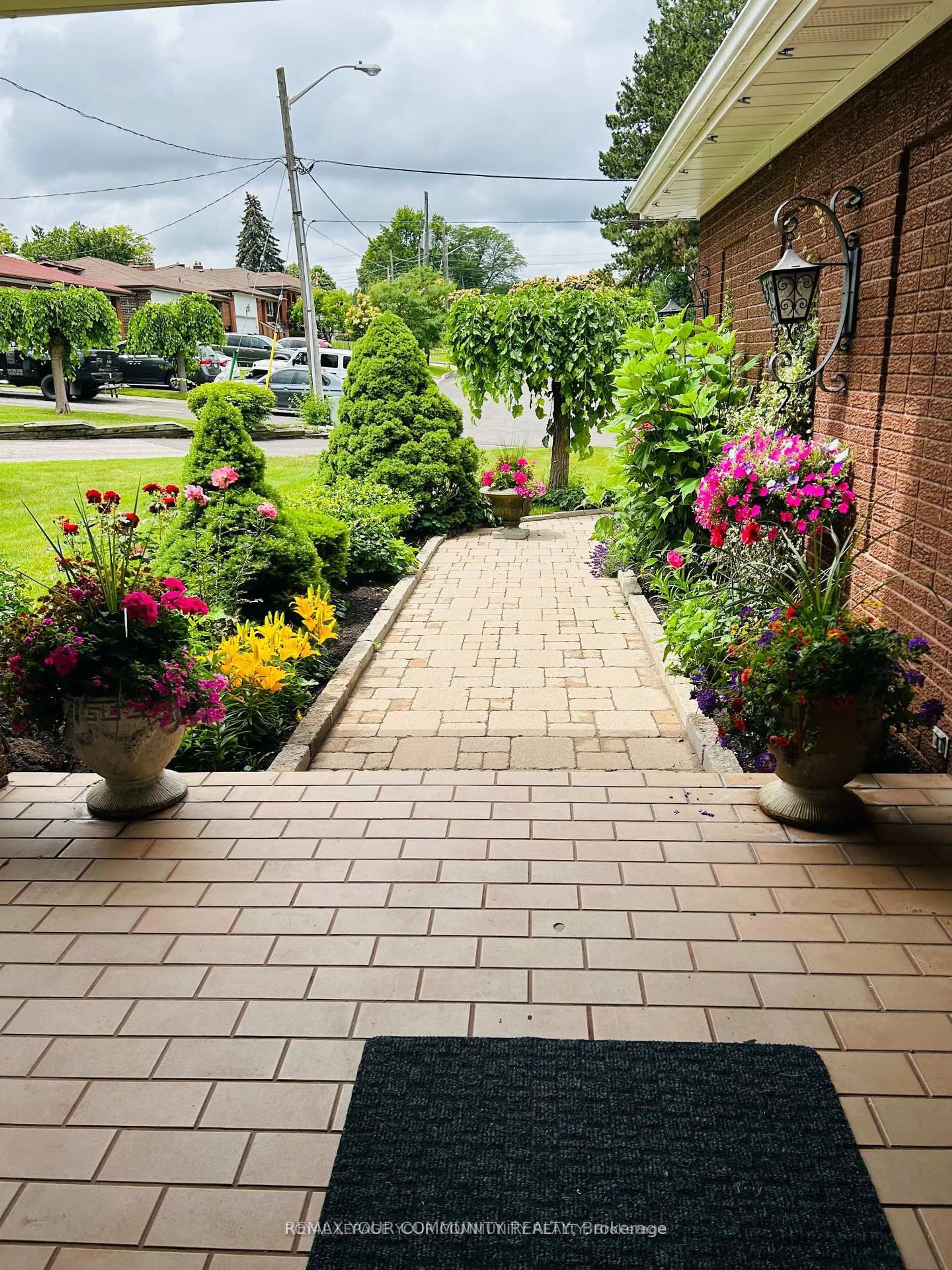 Patio, street for 21 Disan Crt, Toronto Ontario M9V 4A5