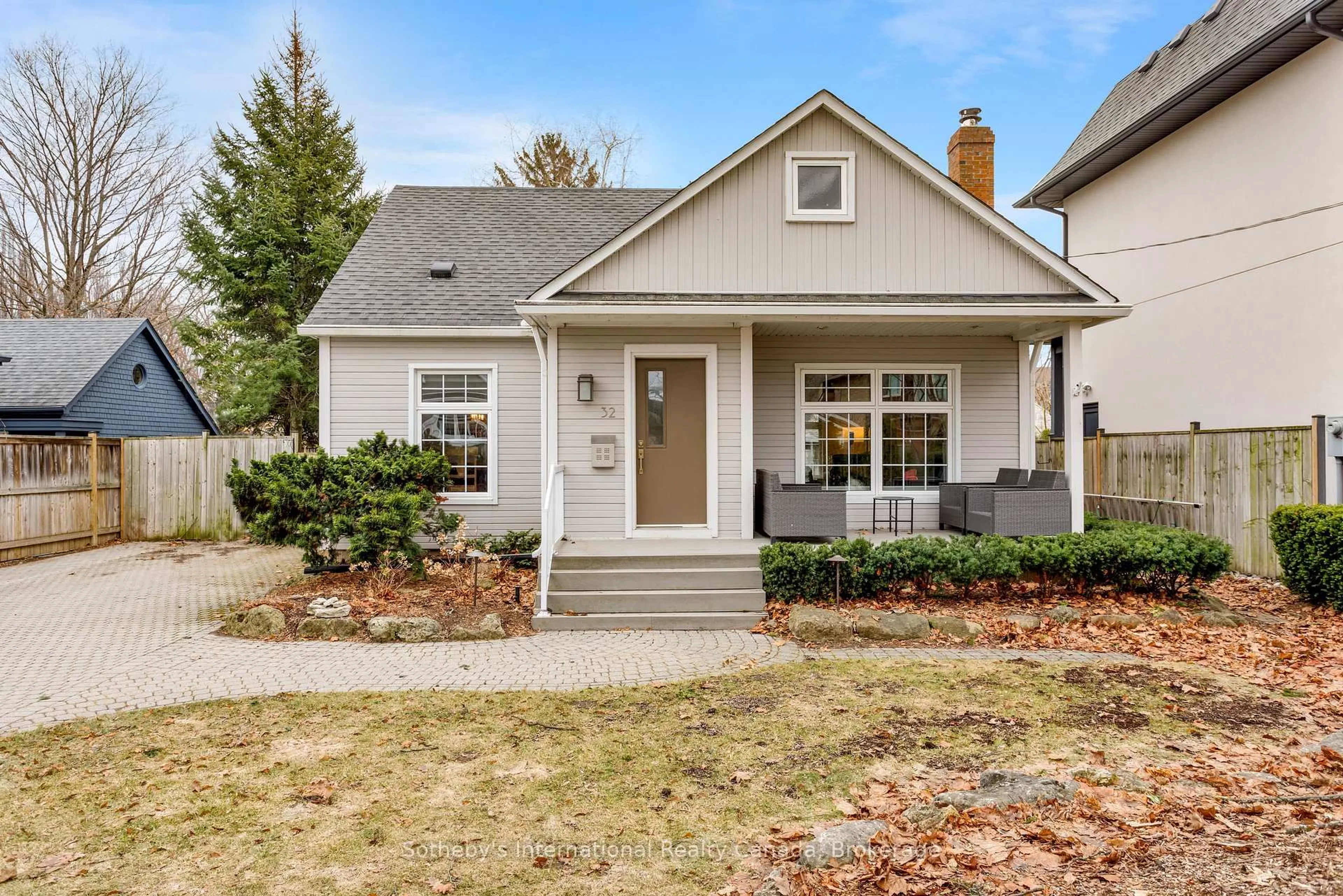 Home with vinyl exterior material, street for 32 Anderson St, Oakville Ontario L6K 1A5