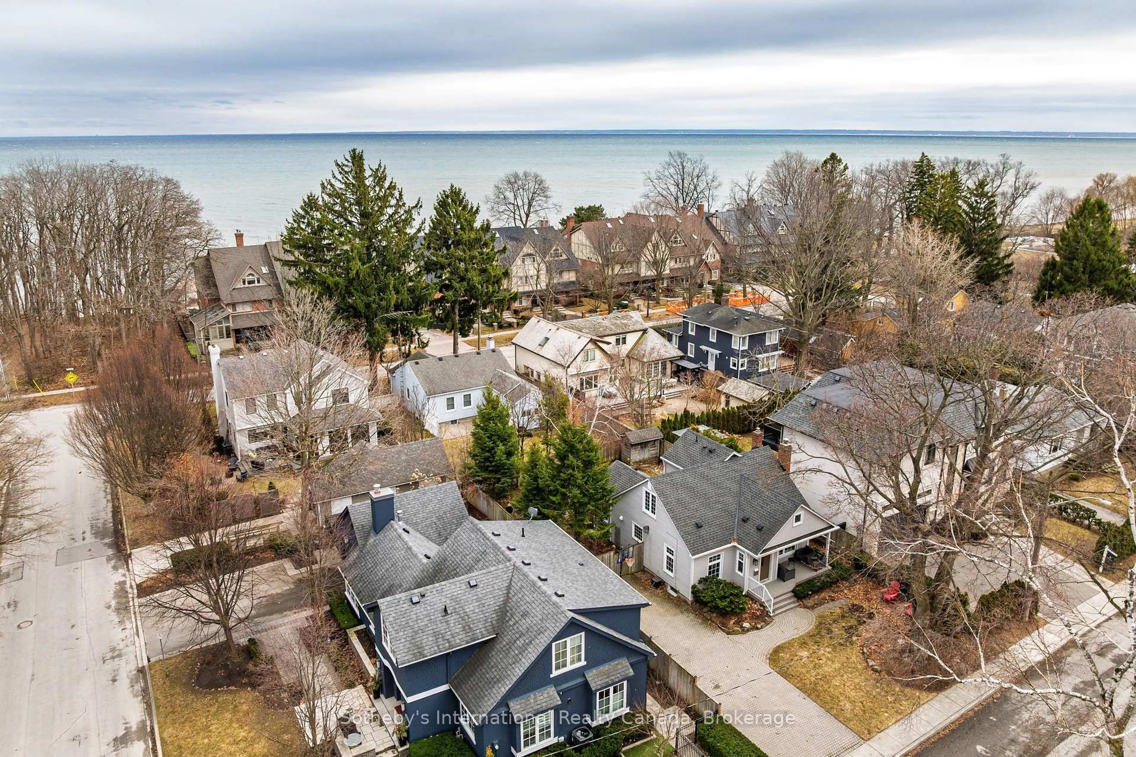 A pic from outside/outdoor area/front of a property/back of a property/a pic from drone, water/lake/river/ocean view for 32 Anderson St, Oakville Ontario L6K 1A5