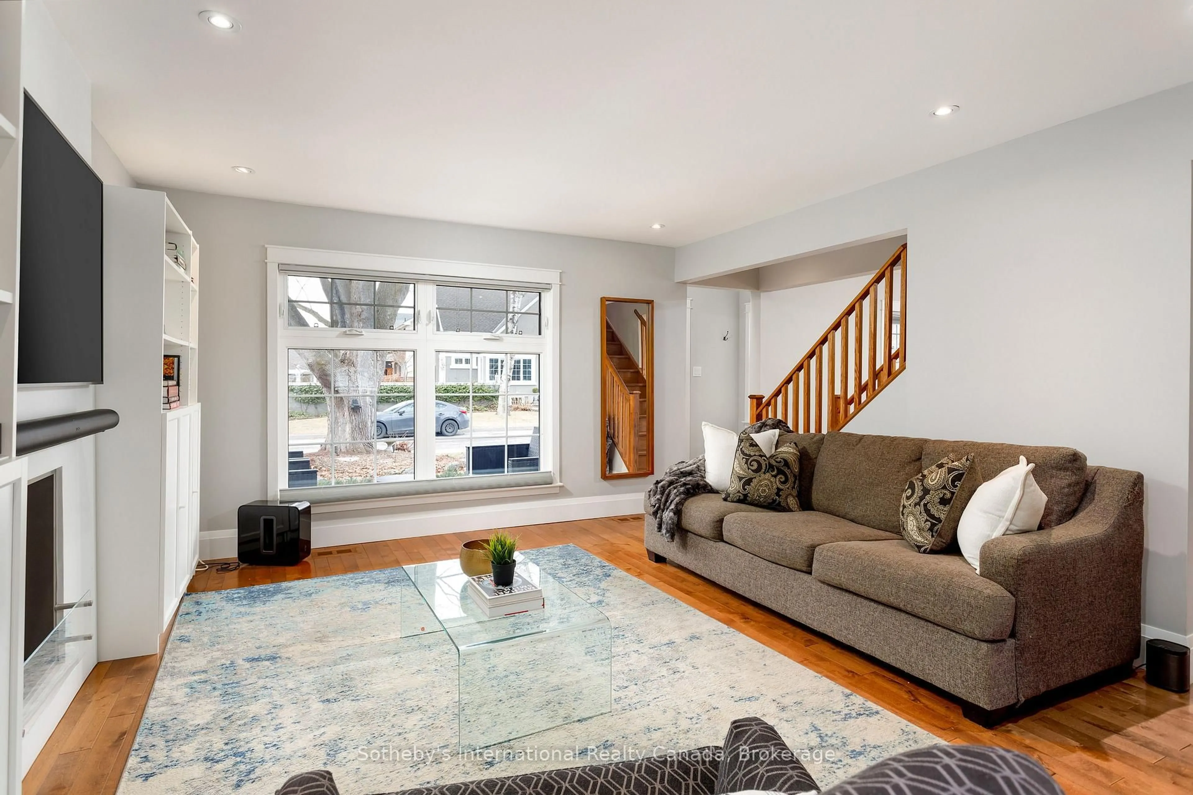 Living room with furniture, unknown for 32 Anderson St, Oakville Ontario L6K 1A5