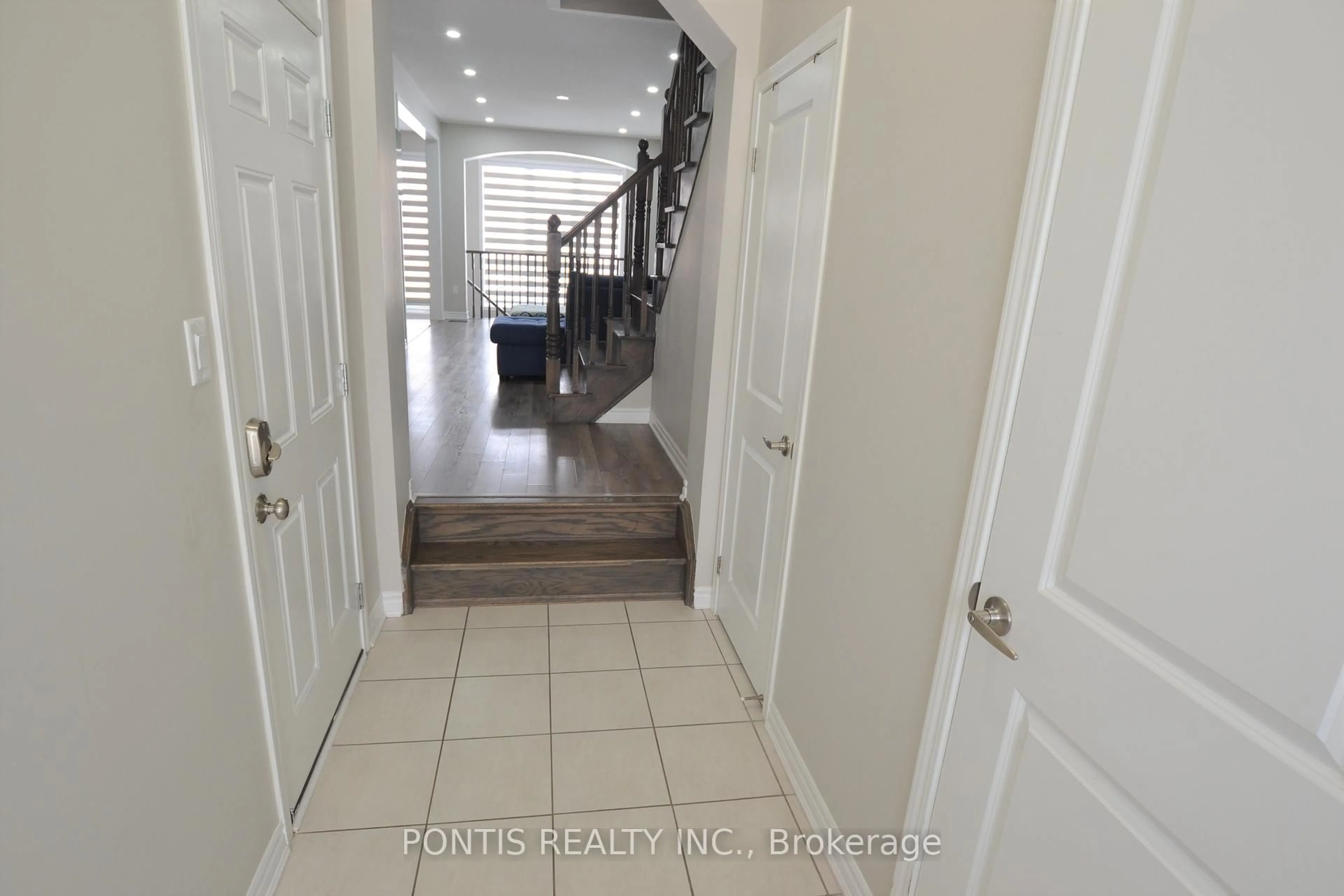 Indoor entryway for 47 Phyllis Dr, Caledon Ontario L7C 2E9
