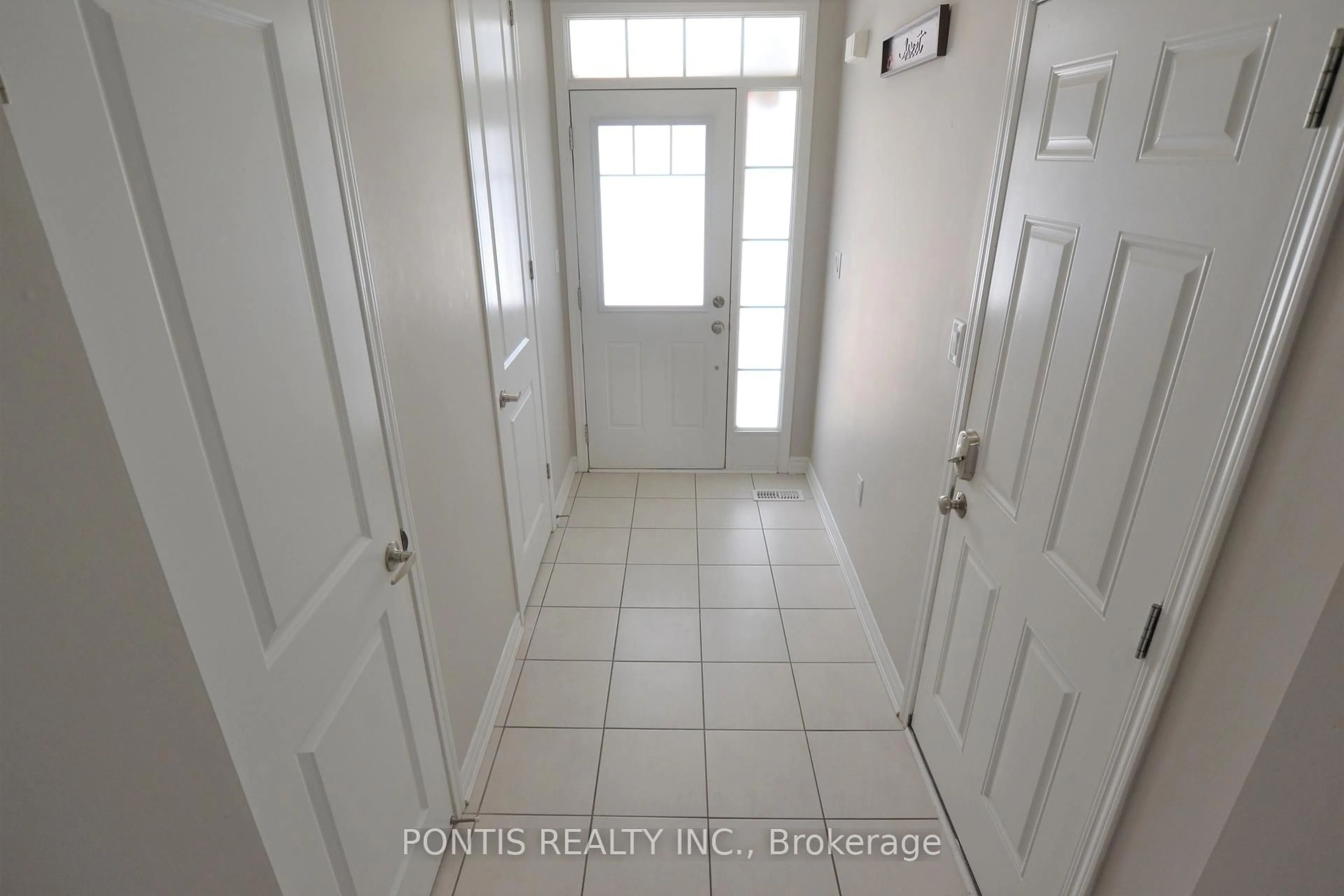Indoor entryway for 47 Phyllis Dr, Caledon Ontario L7C 2E9