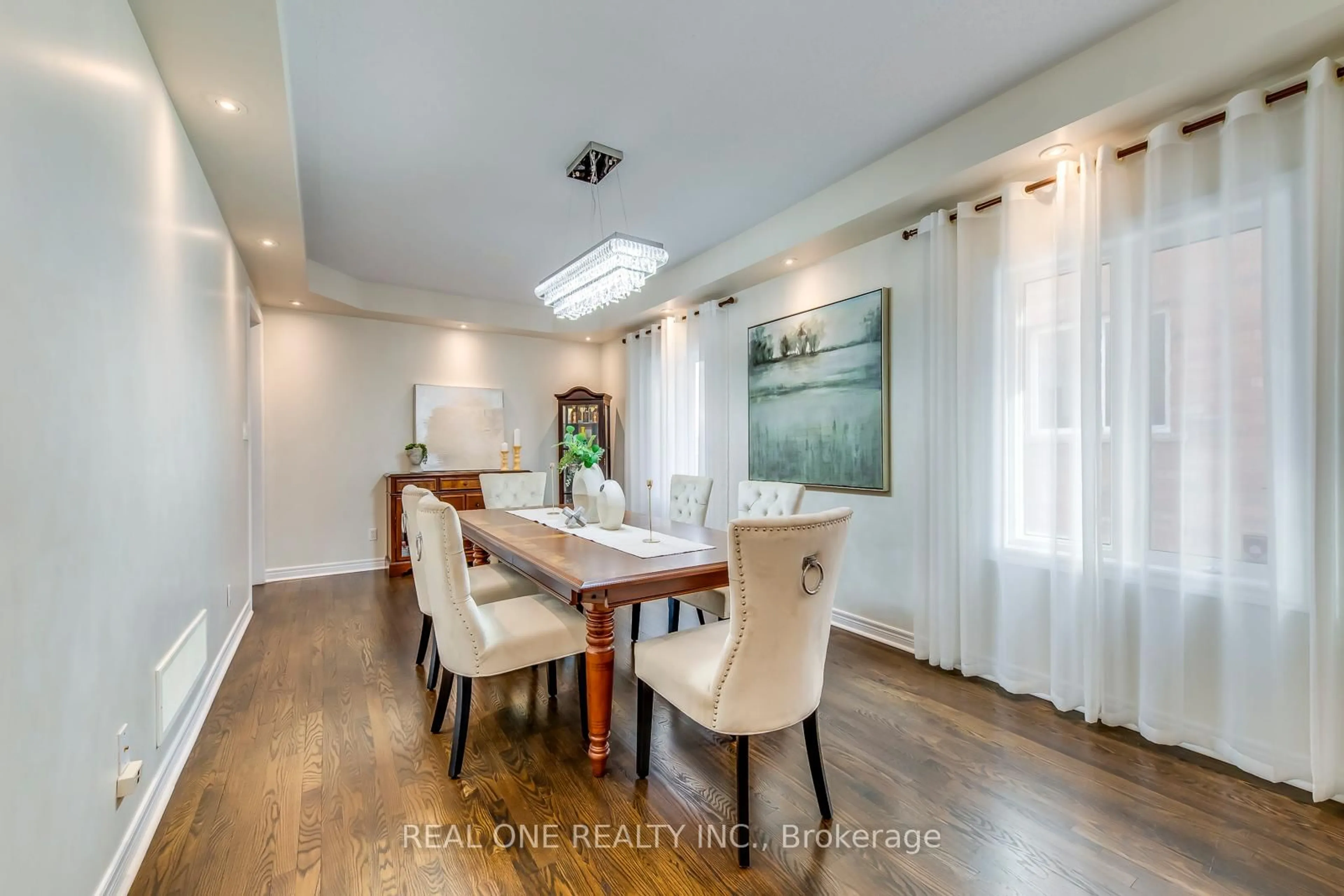 Dining room, wood/laminate floor for 2511 Felhaber Cres, Oakville Ontario L6H 7R8