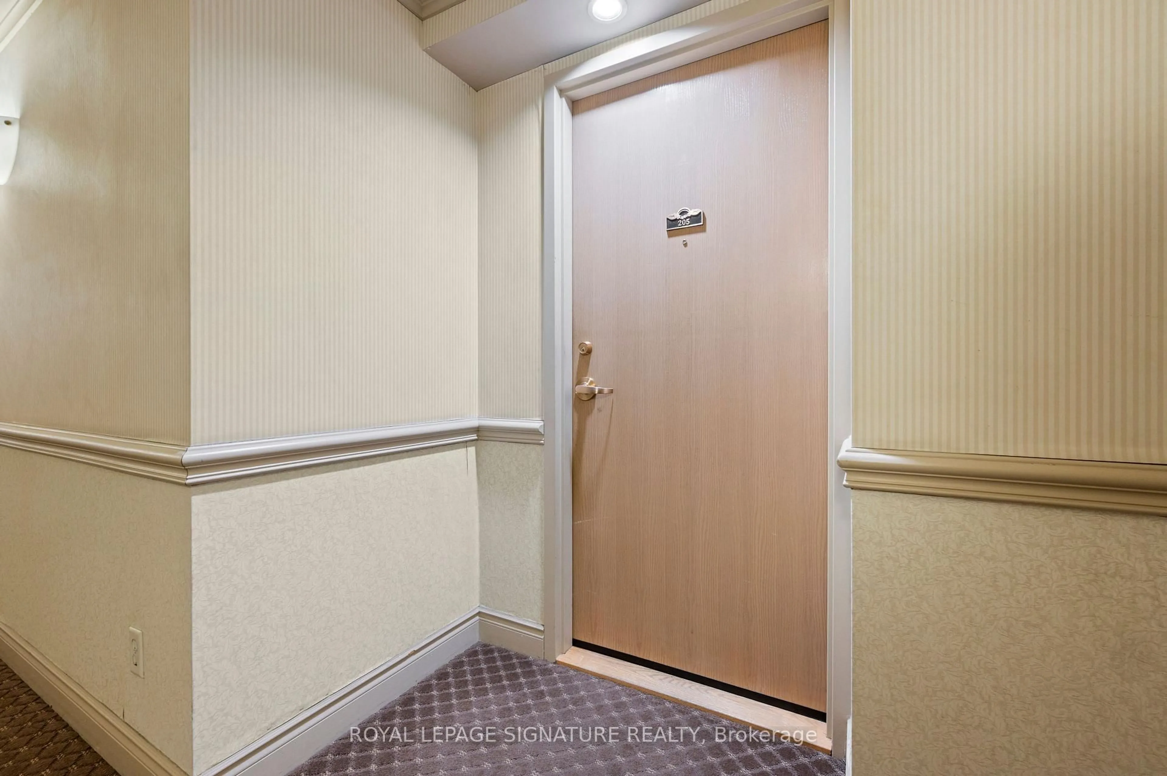 Indoor foyer for 3 Dayspring Circ #205, Brampton Ontario L6P 1B7