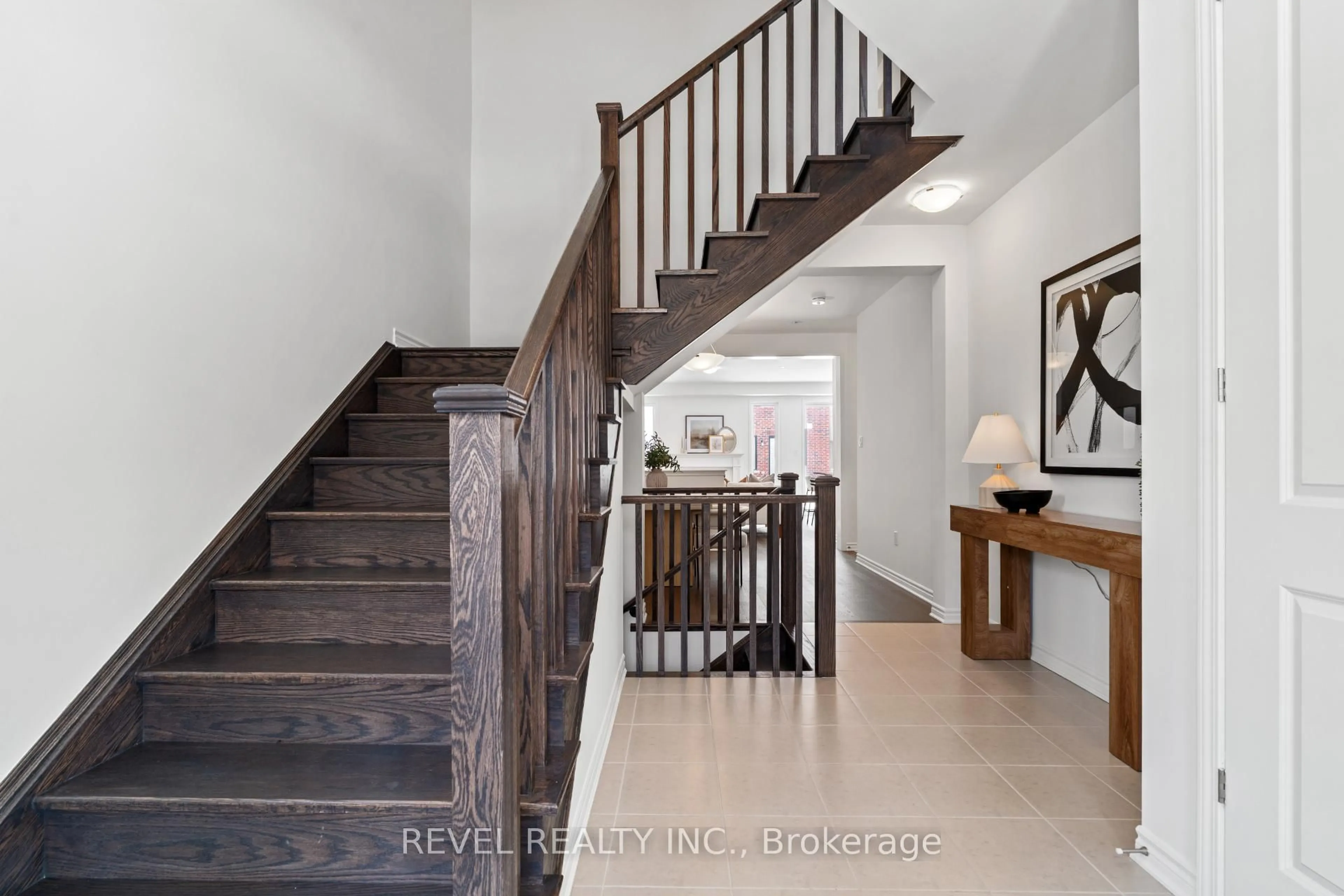 Indoor foyer for 1480 Melville Bonus Cres, Milton Ontario L9E 2H2