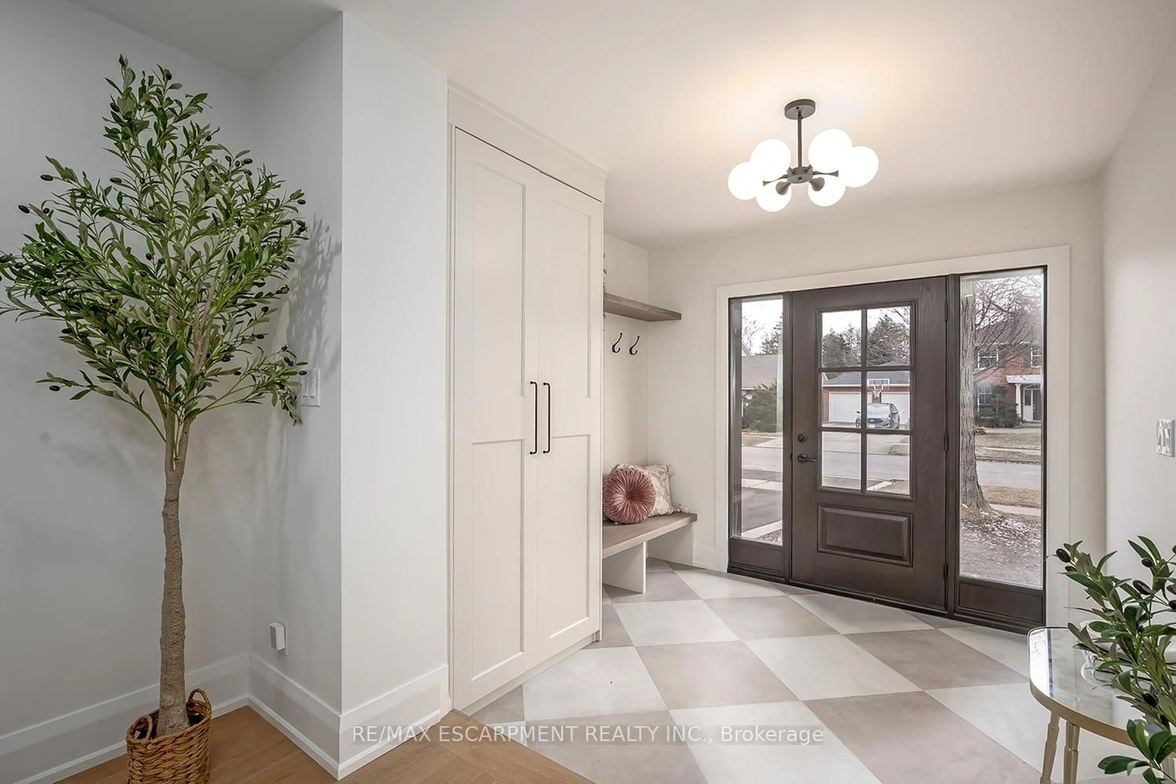 Indoor entryway for 251 Glen Afton Dr, Burlington Ontario L7L 1G8