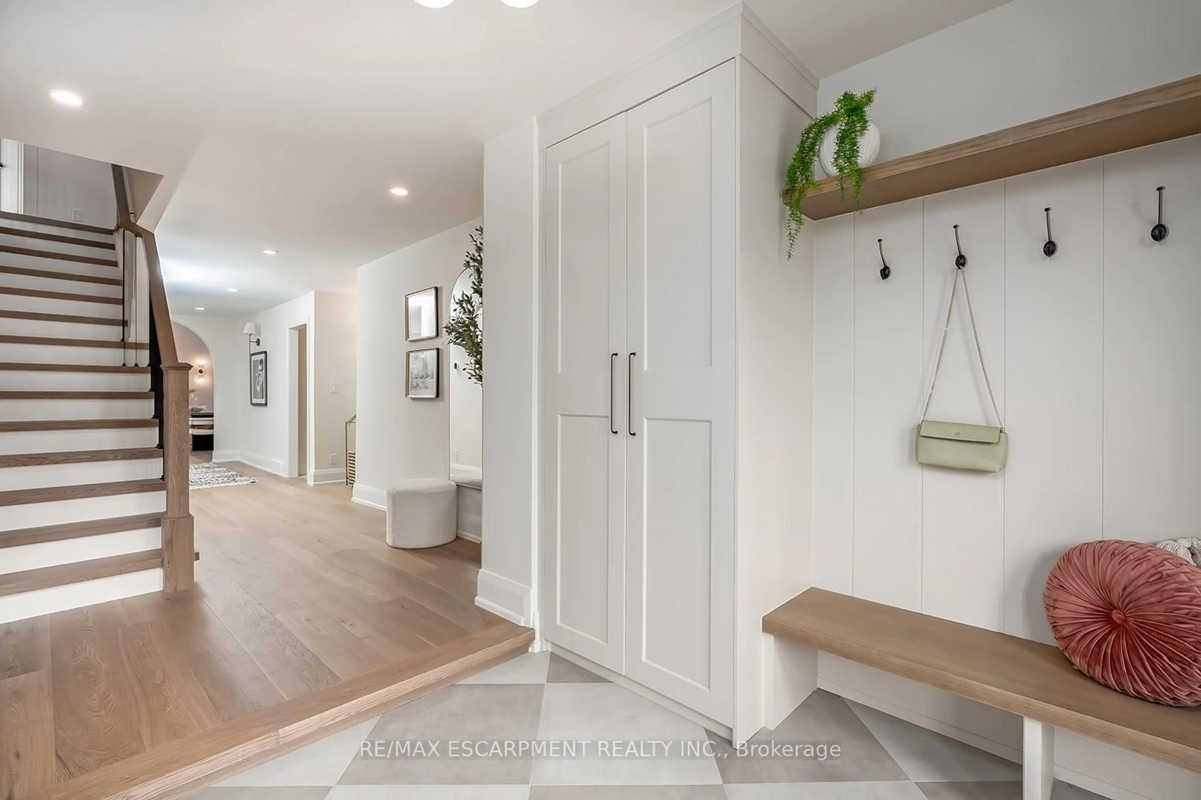 Indoor entryway for 251 Glen Afton Dr, Burlington Ontario L7L 1G8