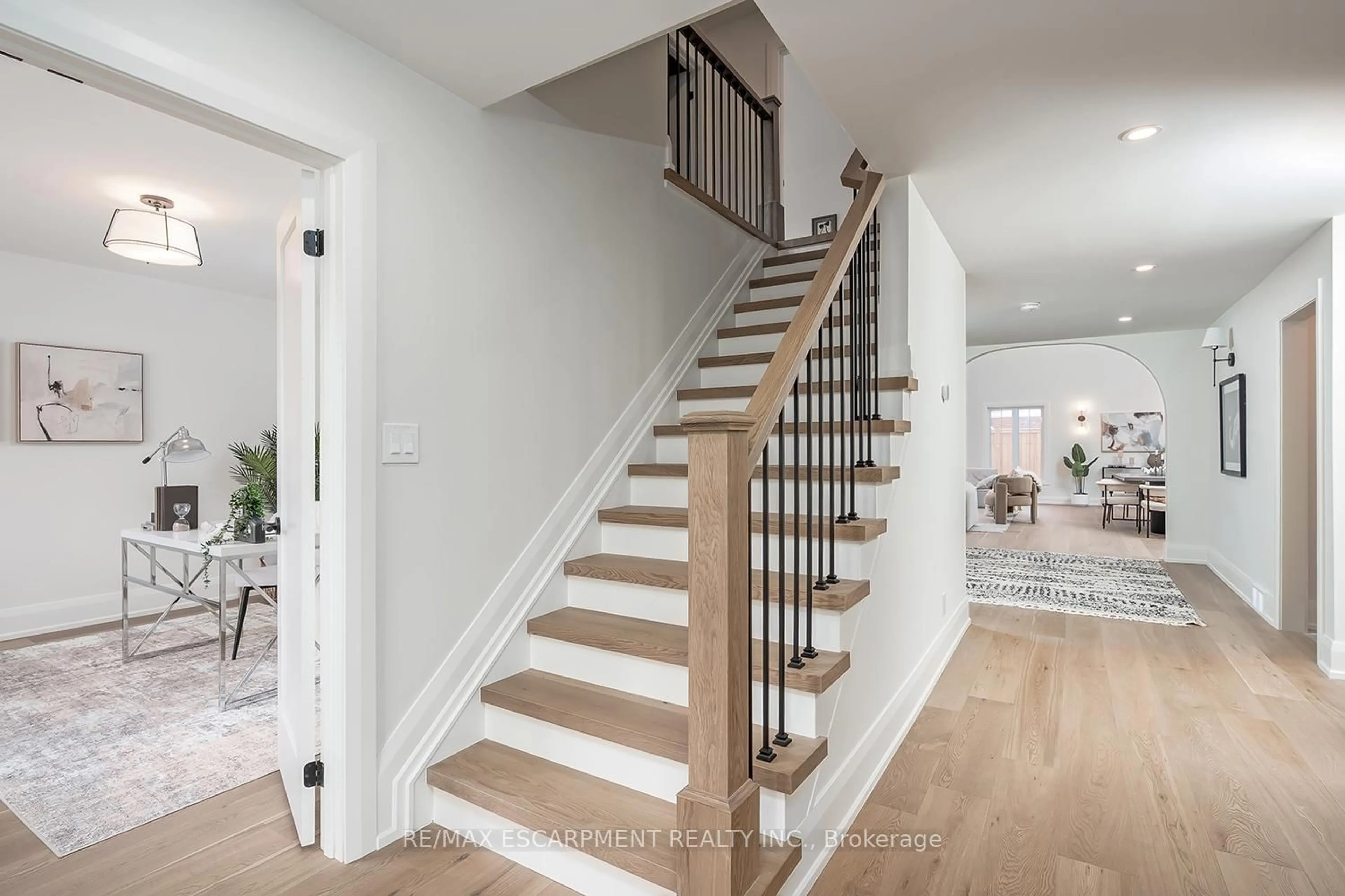Stairs for 251 Glen Afton Dr, Burlington Ontario L7L 1G8