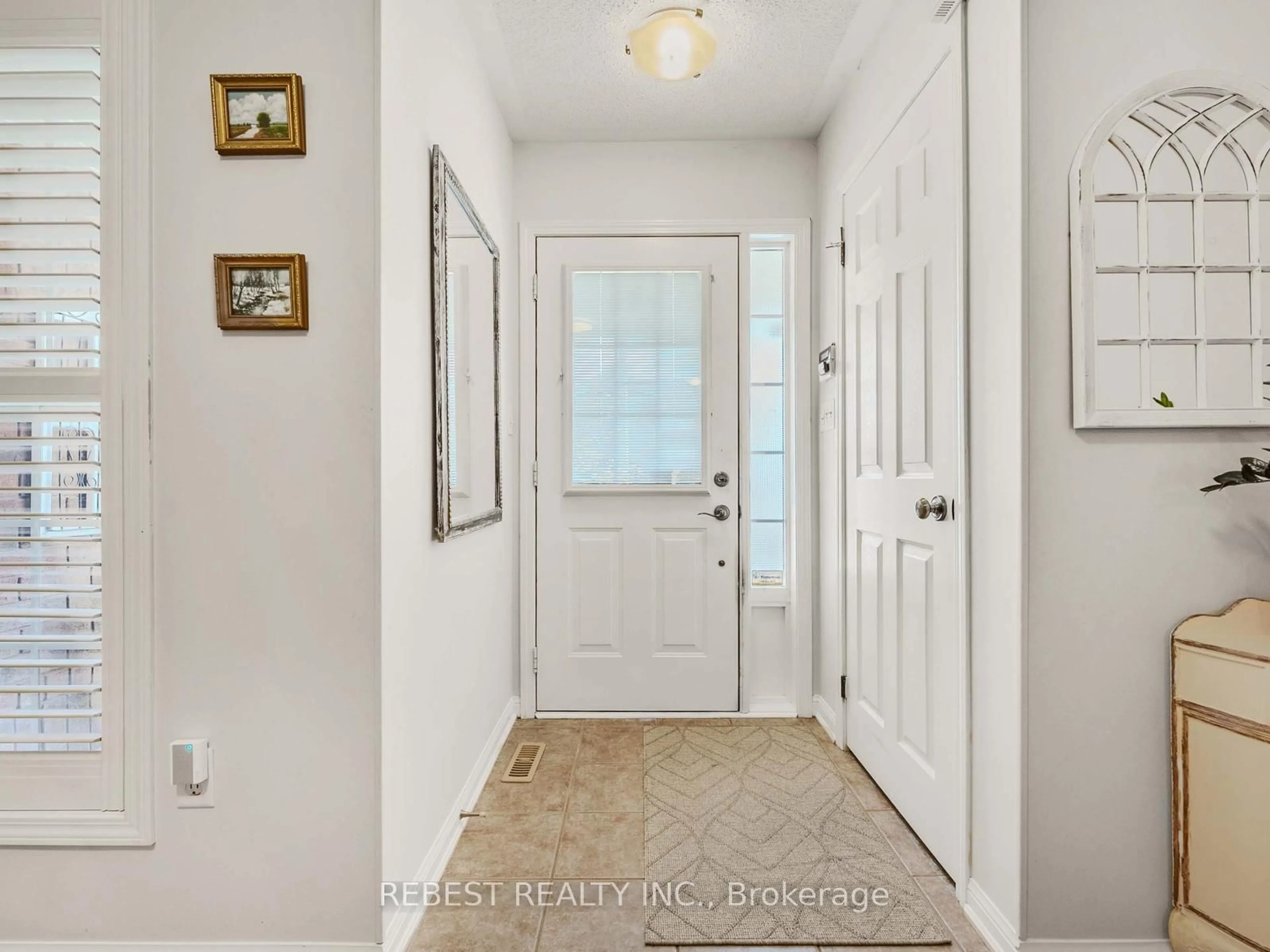 Indoor entryway for 4057 Donnic Dr, Burlington Ontario L7M 0A5