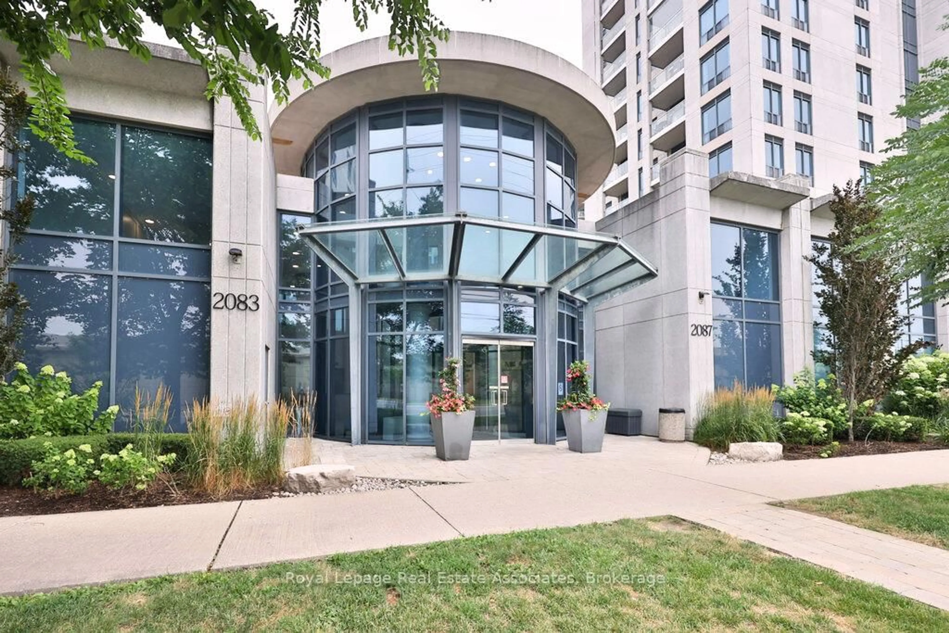 Indoor foyer for 2083 Lake Shore Blvd #1514, Toronto Ontario M8V 4G2