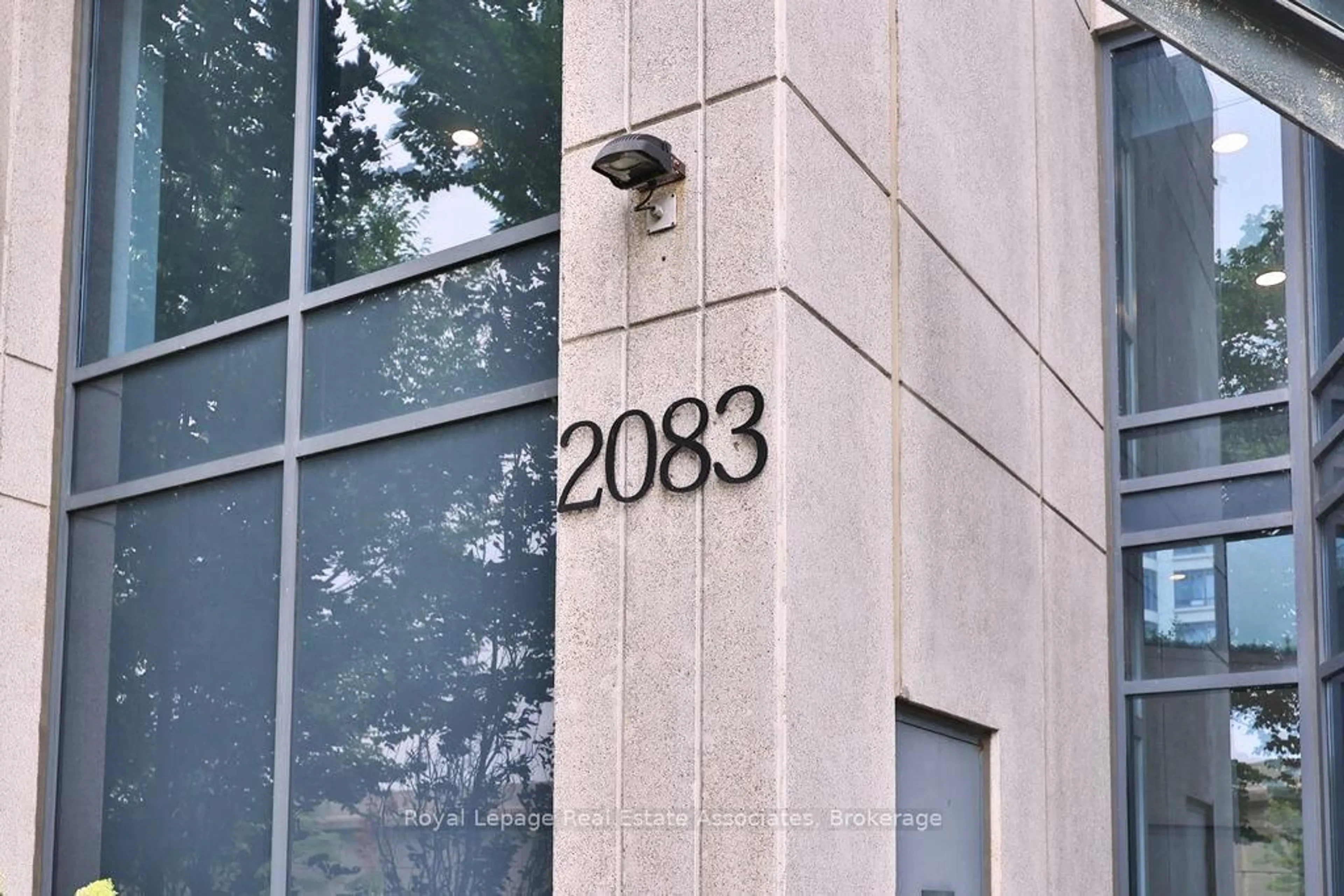 Indoor foyer for 2083 Lake Shore Blvd #1514, Toronto Ontario M8V 4G2