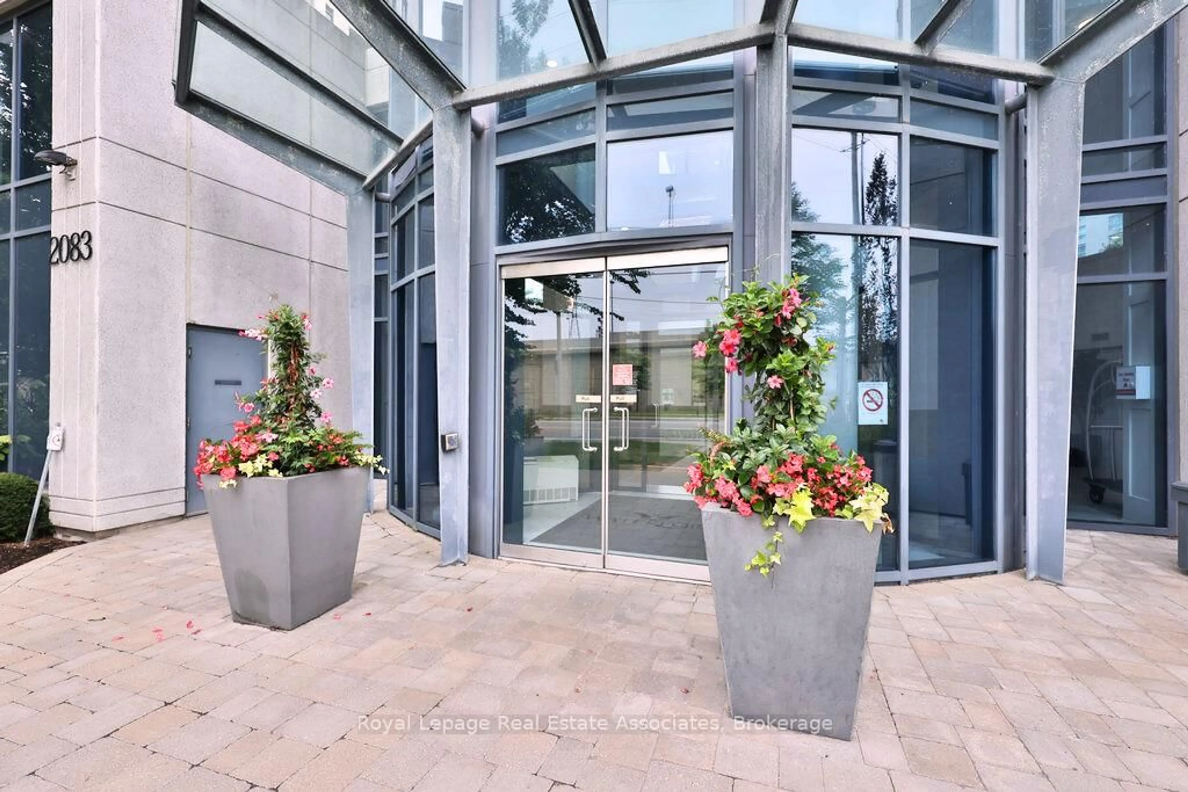 Indoor foyer for 2083 Lake Shore Blvd #1514, Toronto Ontario M8V 4G2