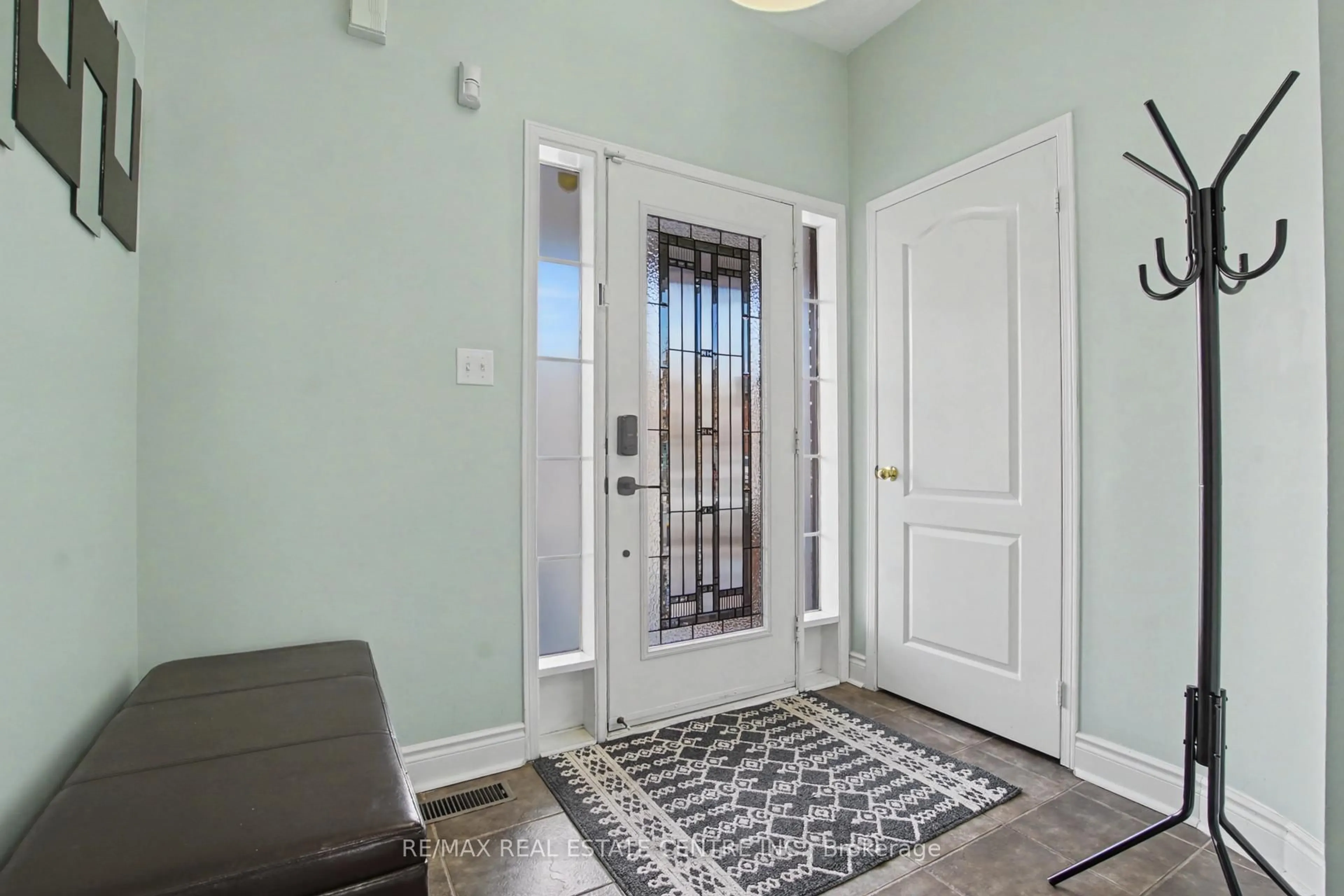 Indoor entryway for 21 Vermont Rd, Brampton Ontario L7A 3G3