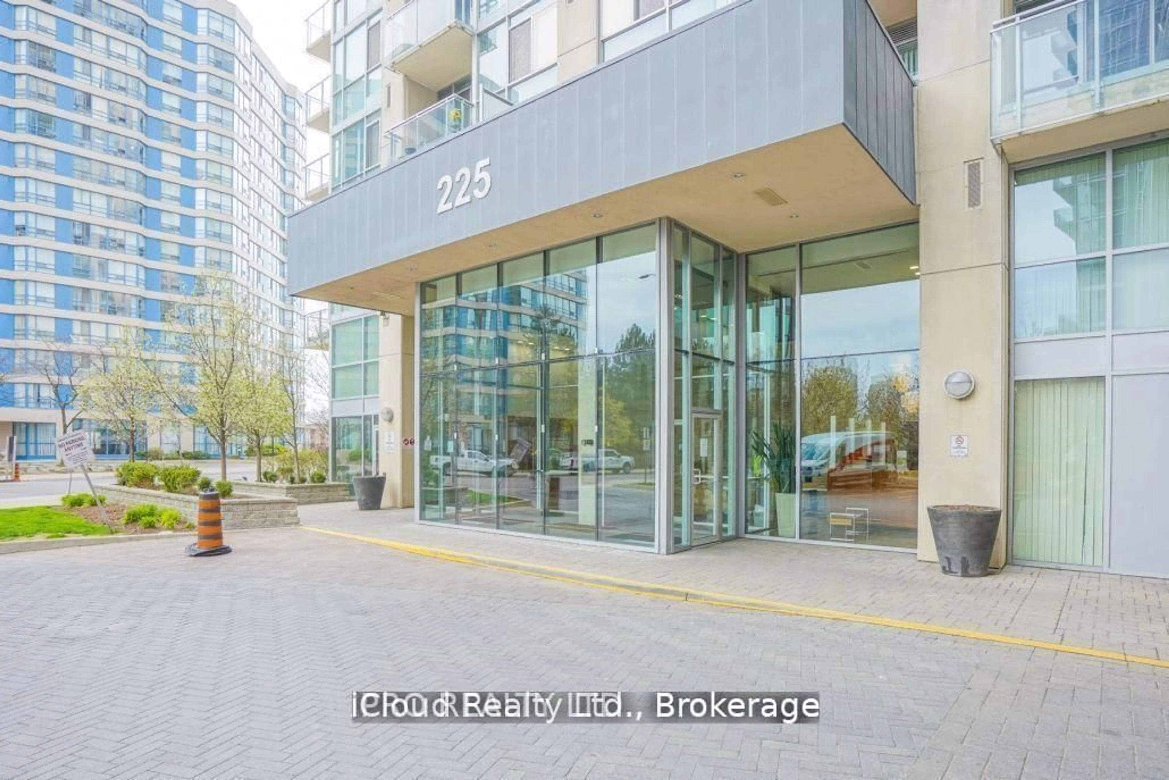 Indoor foyer for 225 Webb Dr #2710, Mississauga Ontario L5B 4P2