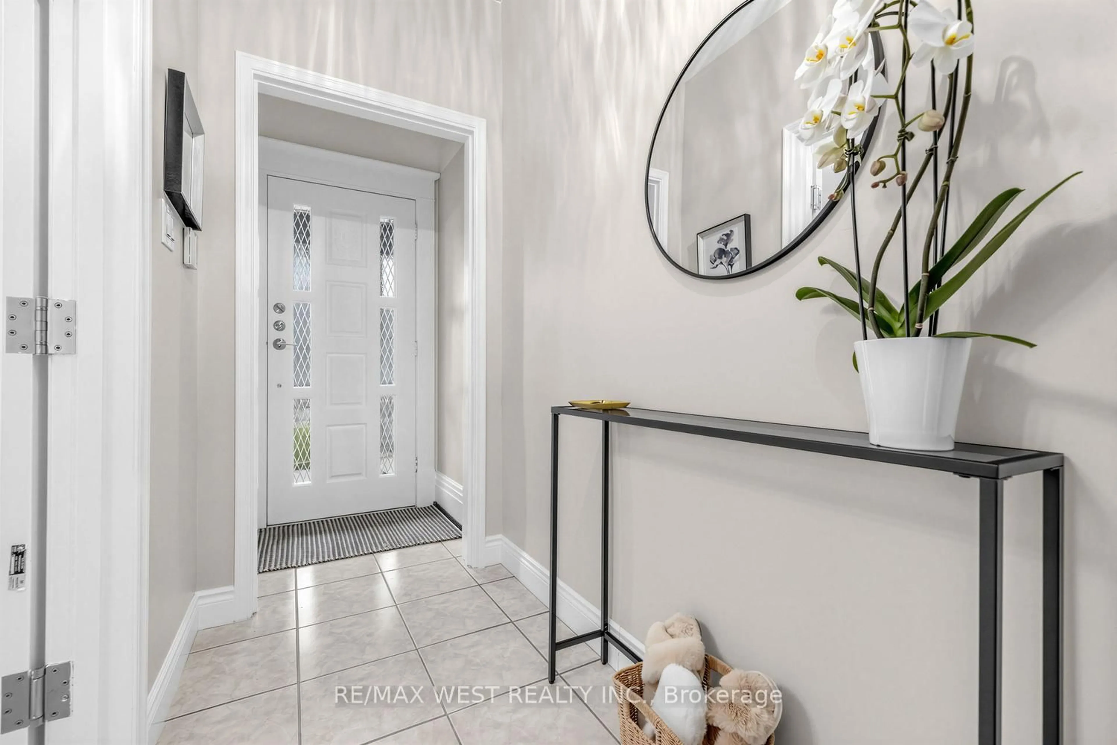 Indoor entryway for 746 Gladstone Ave, Toronto Ontario M6H 3J6