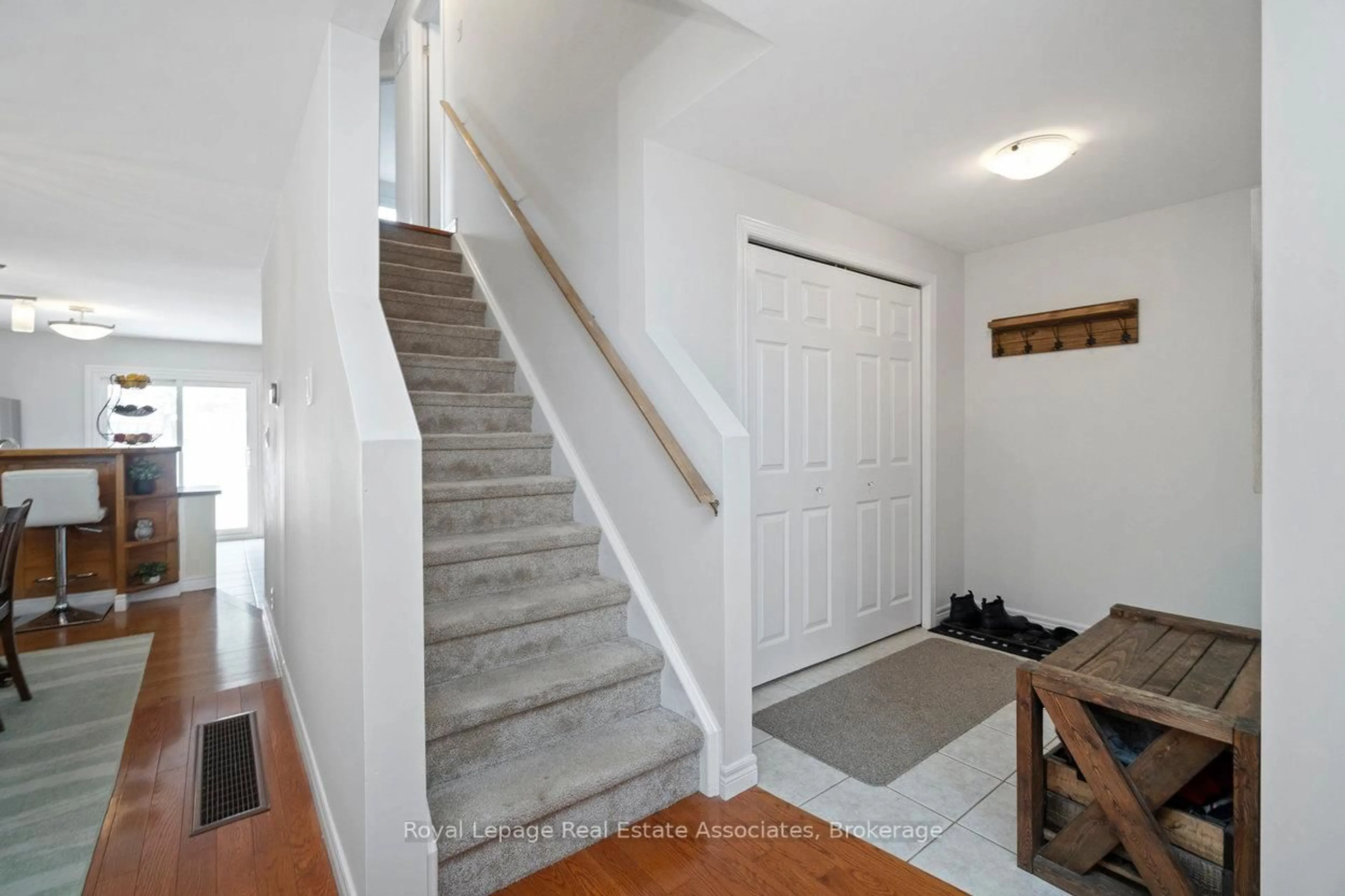 Indoor entryway for 23 Rachlin Dr, Halton Hills Ontario L7J 3A9